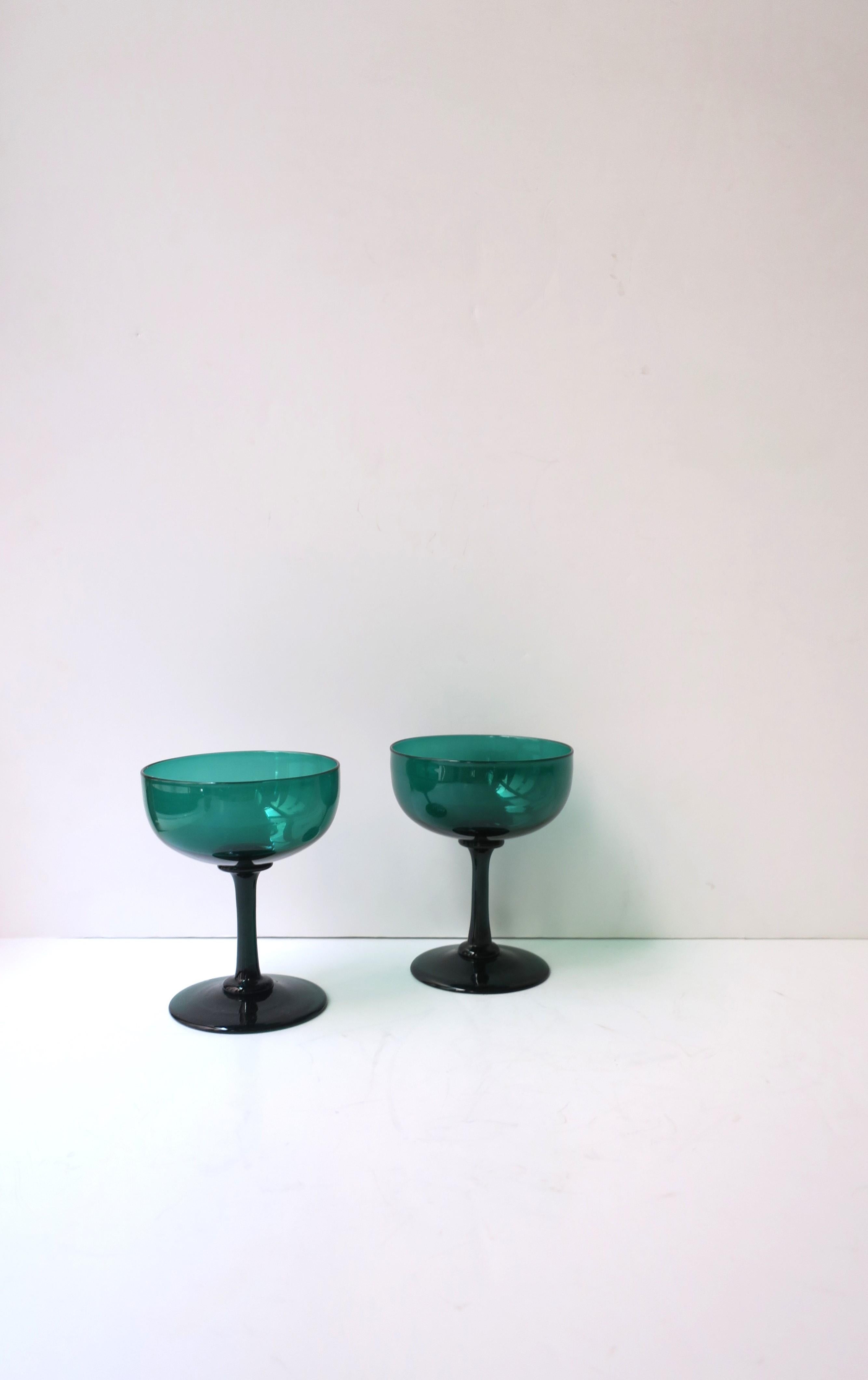 Fatto a mano Bicchieri da champagne verde smeraldo Coupes in vendita