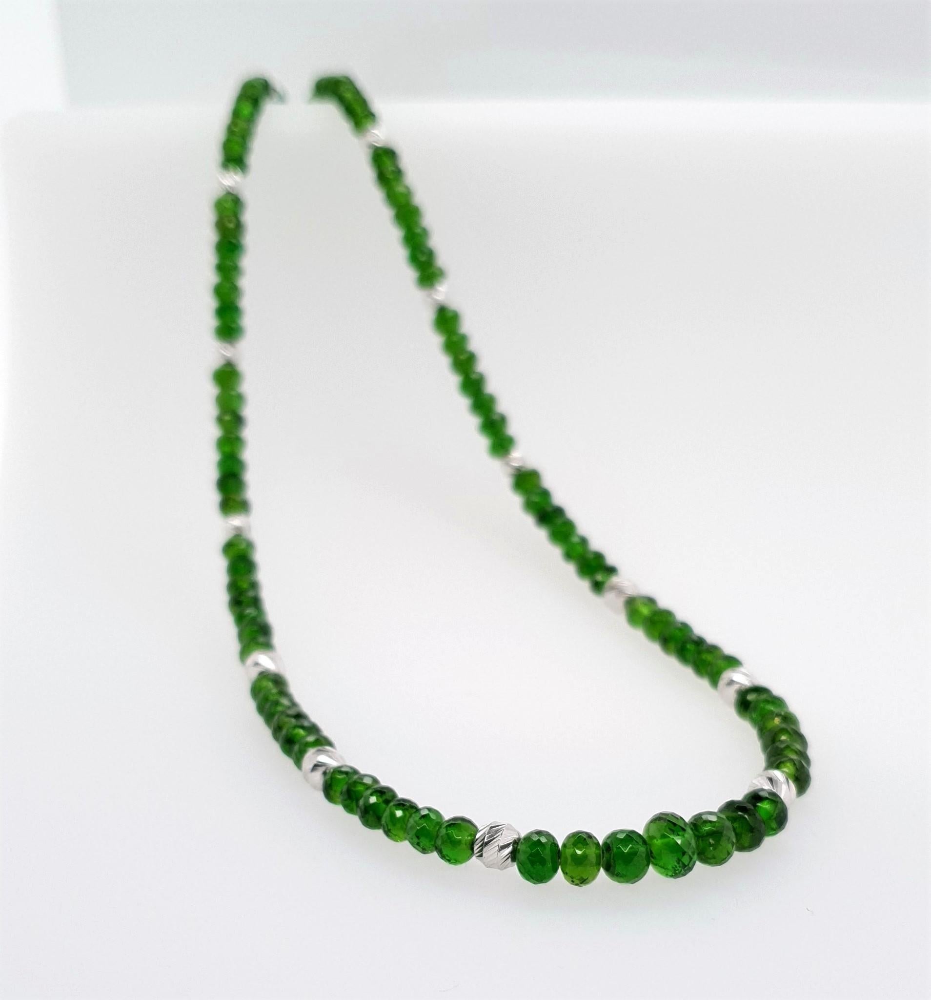 This faceted Emerald Green Chromium Diopside Rondel Beaded Necklace with 18 Carat Gold is totally handmade. Cutting as well as goldwork are made in German quality. The lobster clasp is easy to handle.
Timeless and classic design combined with