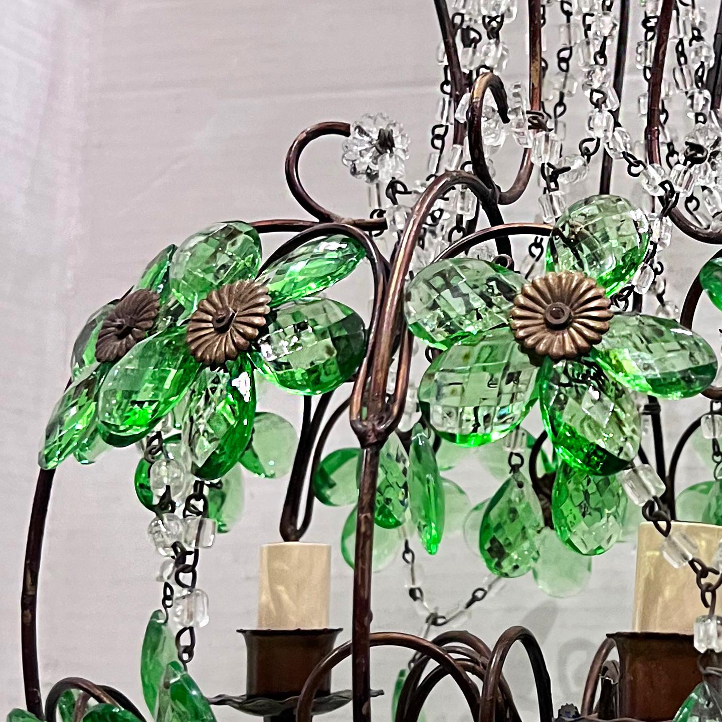 Francese Lampadario con cristalli verde smeraldo in vendita