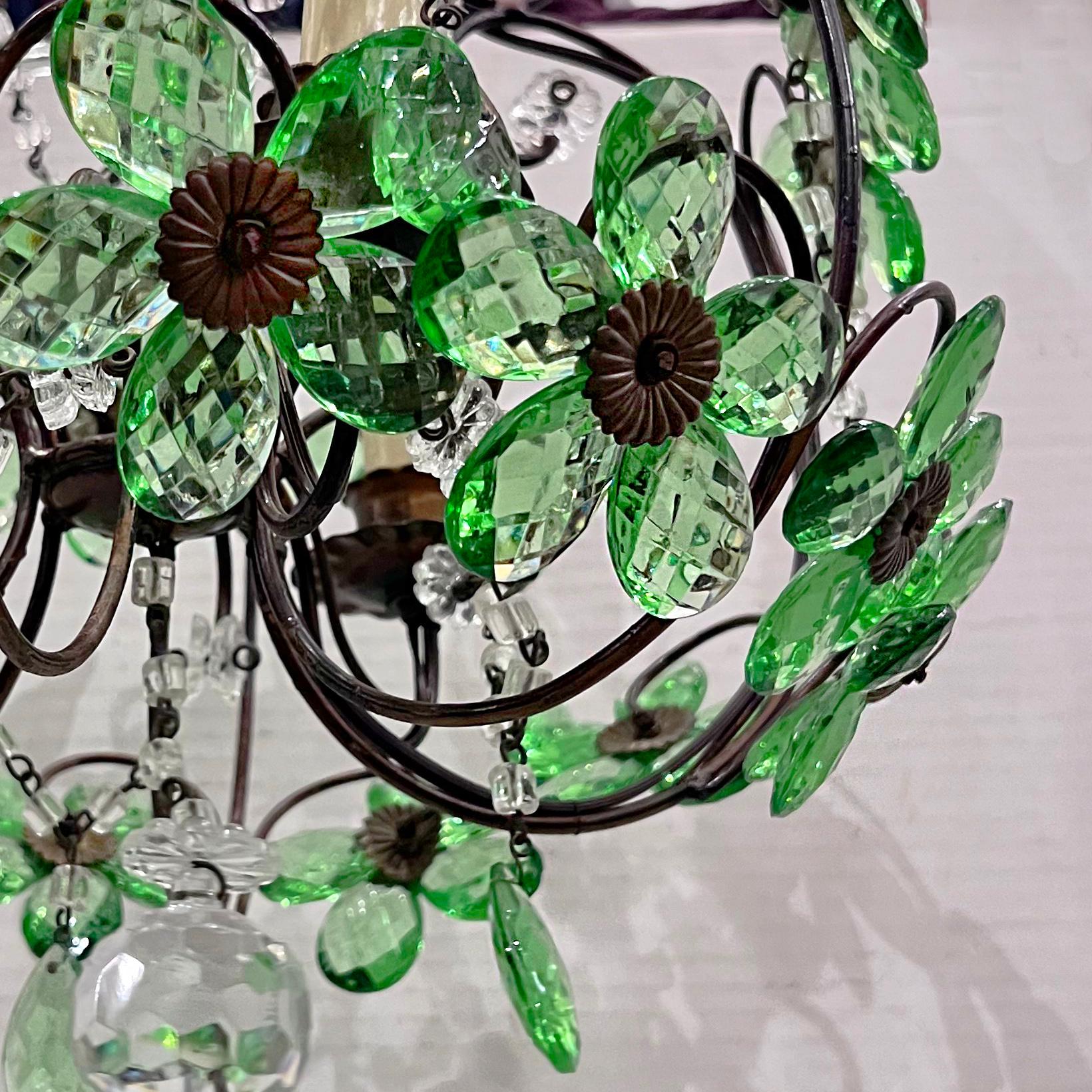 Metà XX secolo Lampadario con cristalli verde smeraldo in vendita