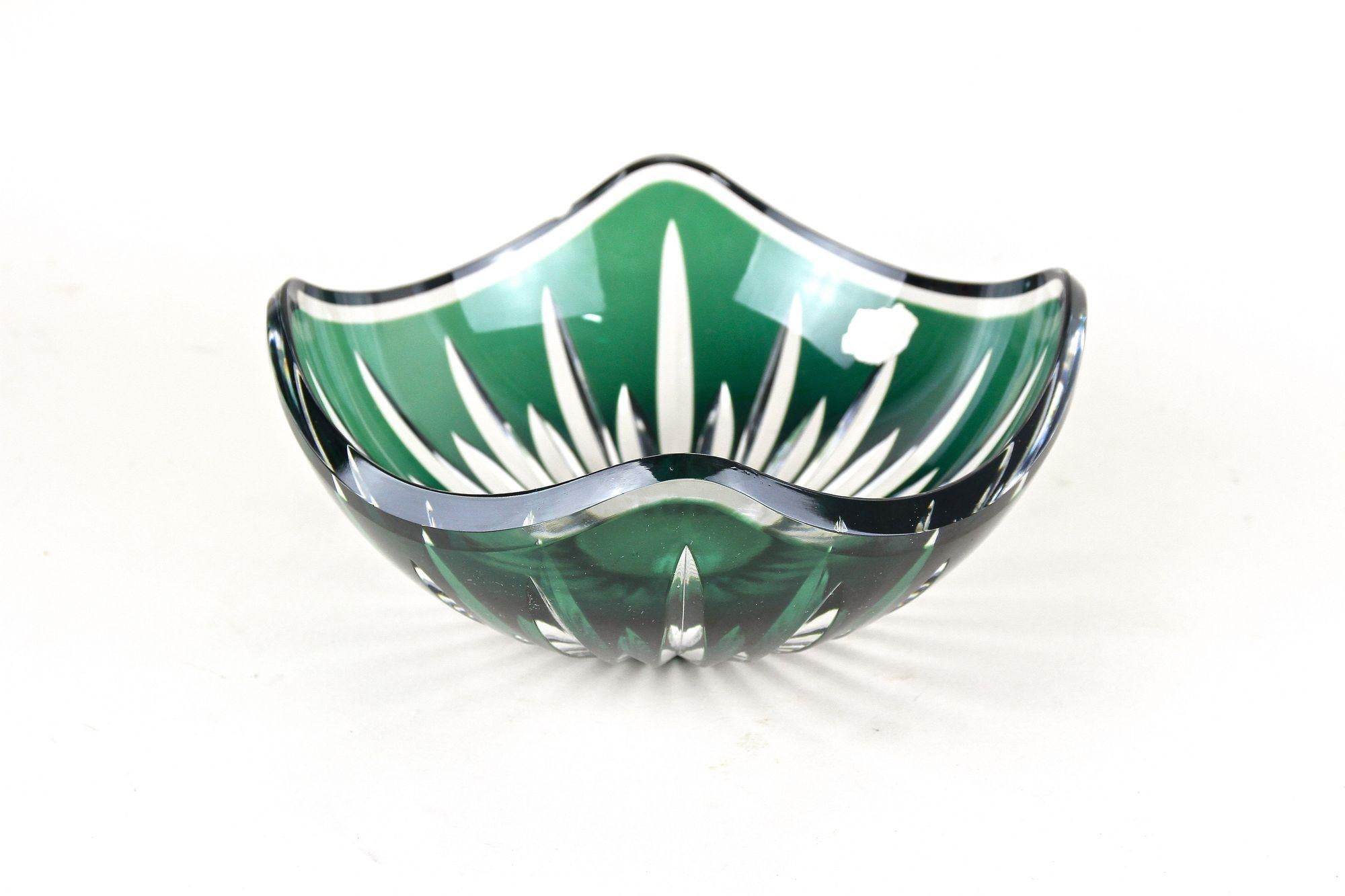 Cuenco de vidrio tallado verde esmeralda de Val Saint Lambert, Firmado - Bélgica ca. 1960 en venta 4