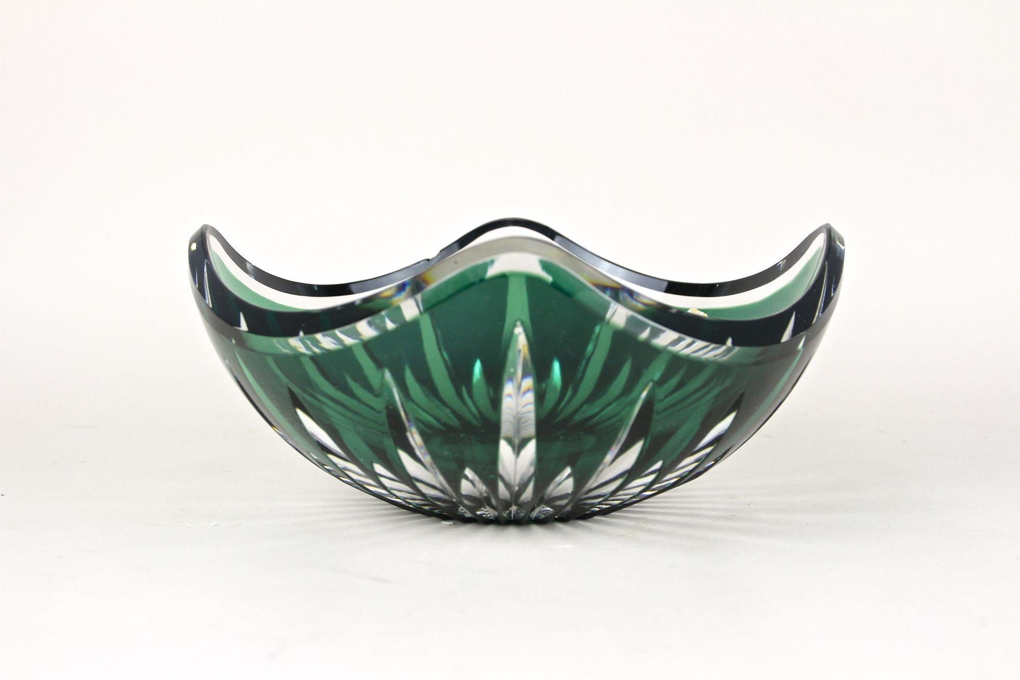 Cuenco de vidrio tallado verde esmeralda de Val Saint Lambert, Firmado - Bélgica ca. 1960 Moderno de mediados de siglo en venta