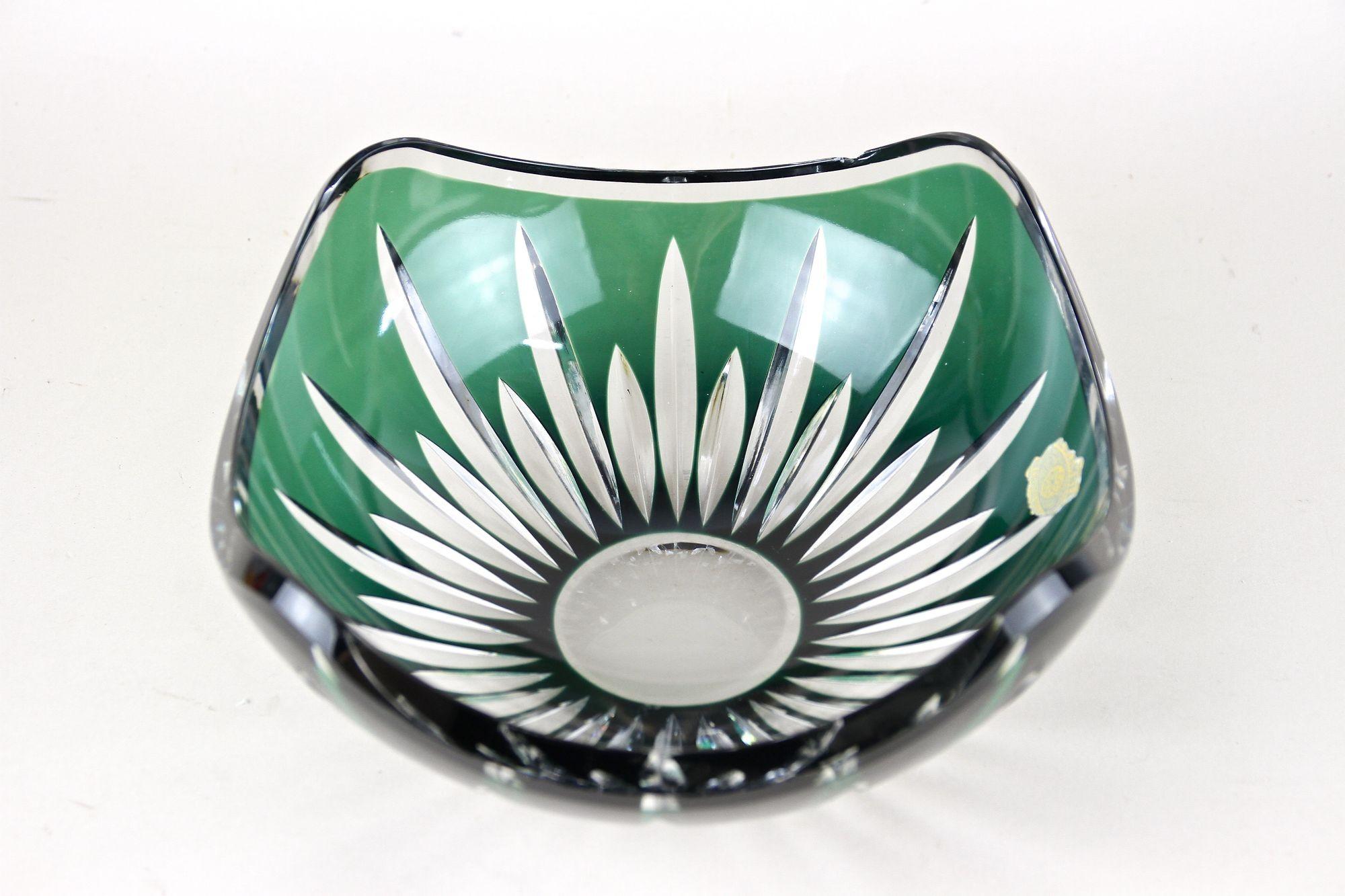 Cuenco de vidrio tallado verde esmeralda de Val Saint Lambert, Firmado - Bélgica ca. 1960 Belga en venta