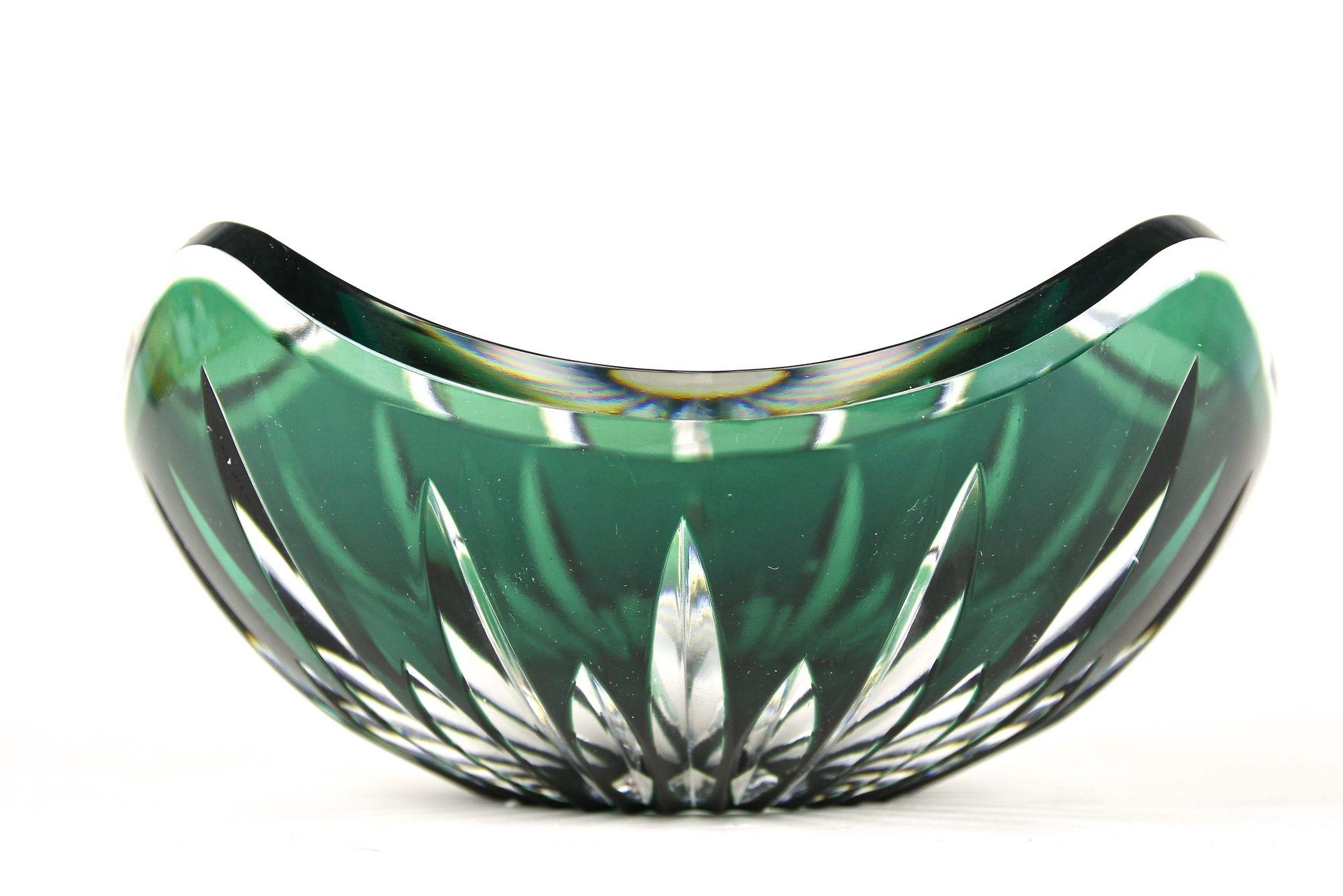 Cuenco de vidrio tallado verde esmeralda de Val Saint Lambert, Firmado - Bélgica ca. 1960 en Bueno estado para la venta en Lichtenberg, AT