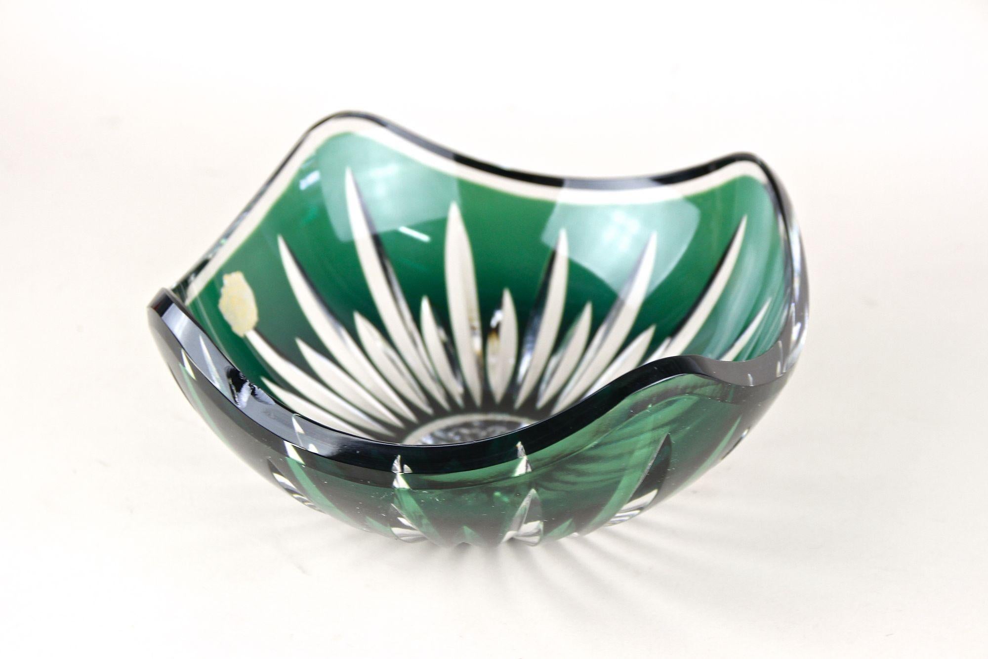 Cuenco de vidrio tallado verde esmeralda de Val Saint Lambert, Firmado - Bélgica ca. 1960 siglo XX en venta