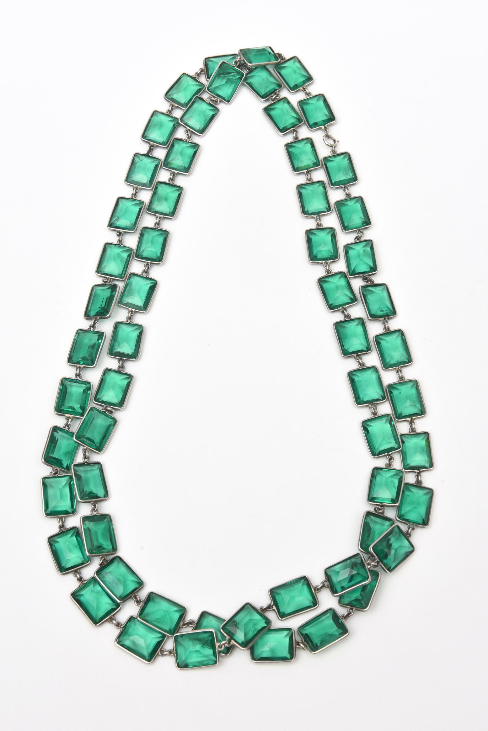 Diese atemberaubende und vielseitige Vintage-Halskette aus grünem Smaragdglas mit Facettenschliff stammt aus der Zeit des Art déco. Das Silber ist aus Sterling. Das facettierte grüne Glas ist rechteckig. Das kann man 2 oder 3 Mal umwickeln.  wenn es