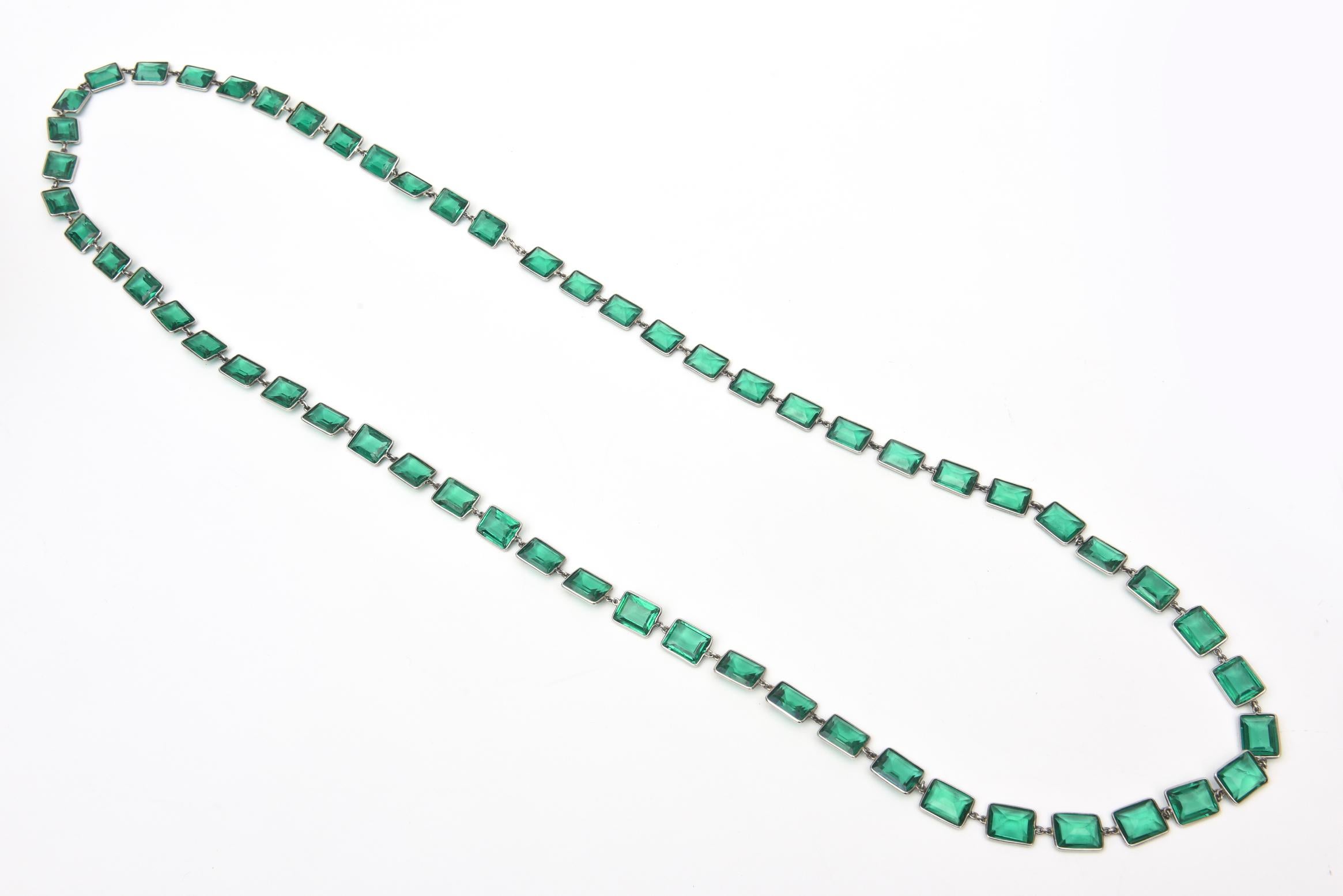 Smaragdgrünes facettiertes Glas und Sterlingsilber Art Deco Chicklet Halskette  (Art déco) im Angebot