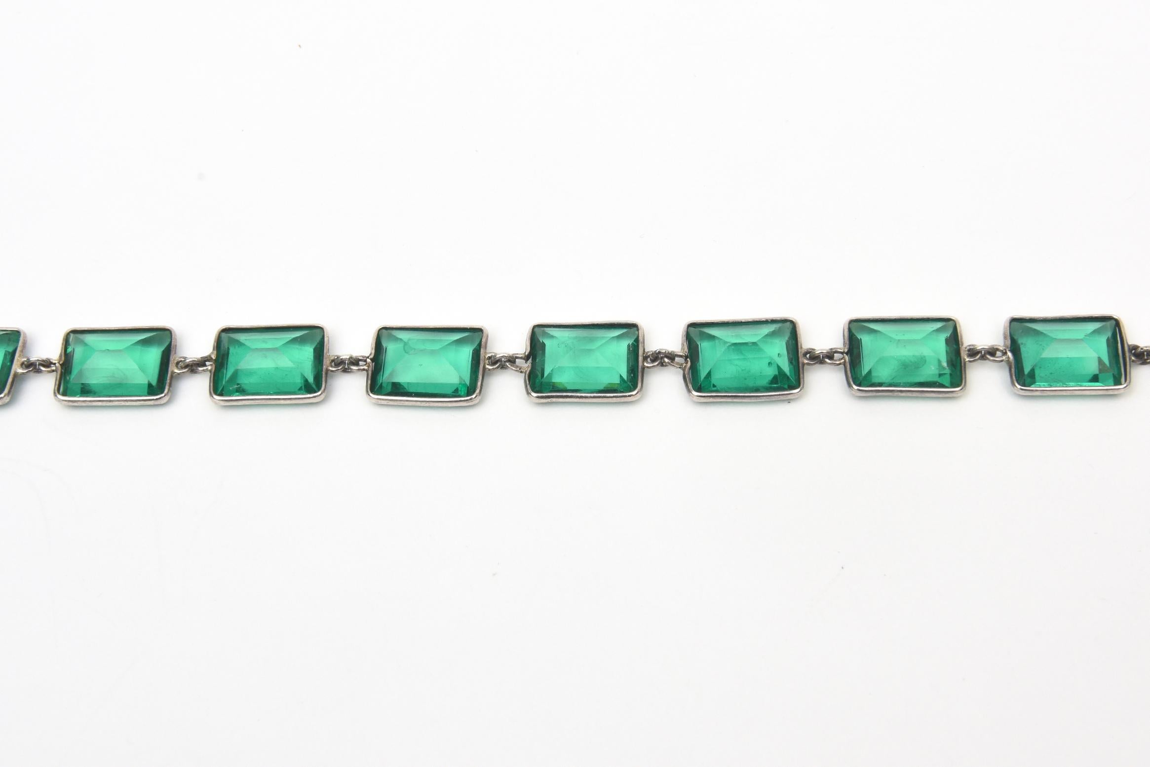 Smaragdgrünes facettiertes Glas und Sterlingsilber Art Deco Chicklet Halskette  im Zustand „Gut“ im Angebot in North Miami, FL