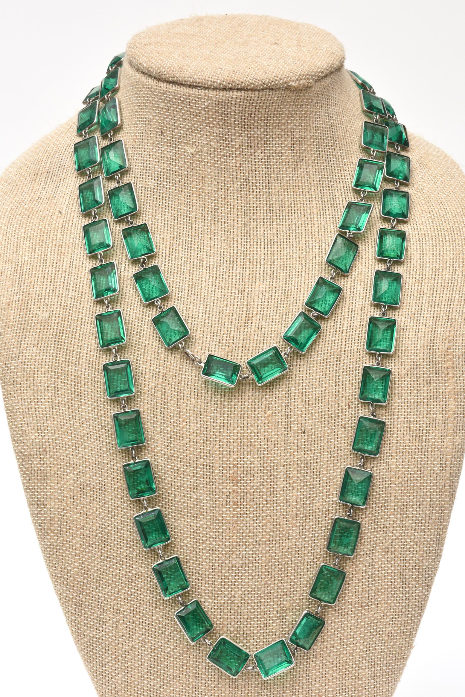 Smaragdgrünes facettiertes Glas und Sterlingsilber Art Deco Chicklet Halskette  Damen im Angebot