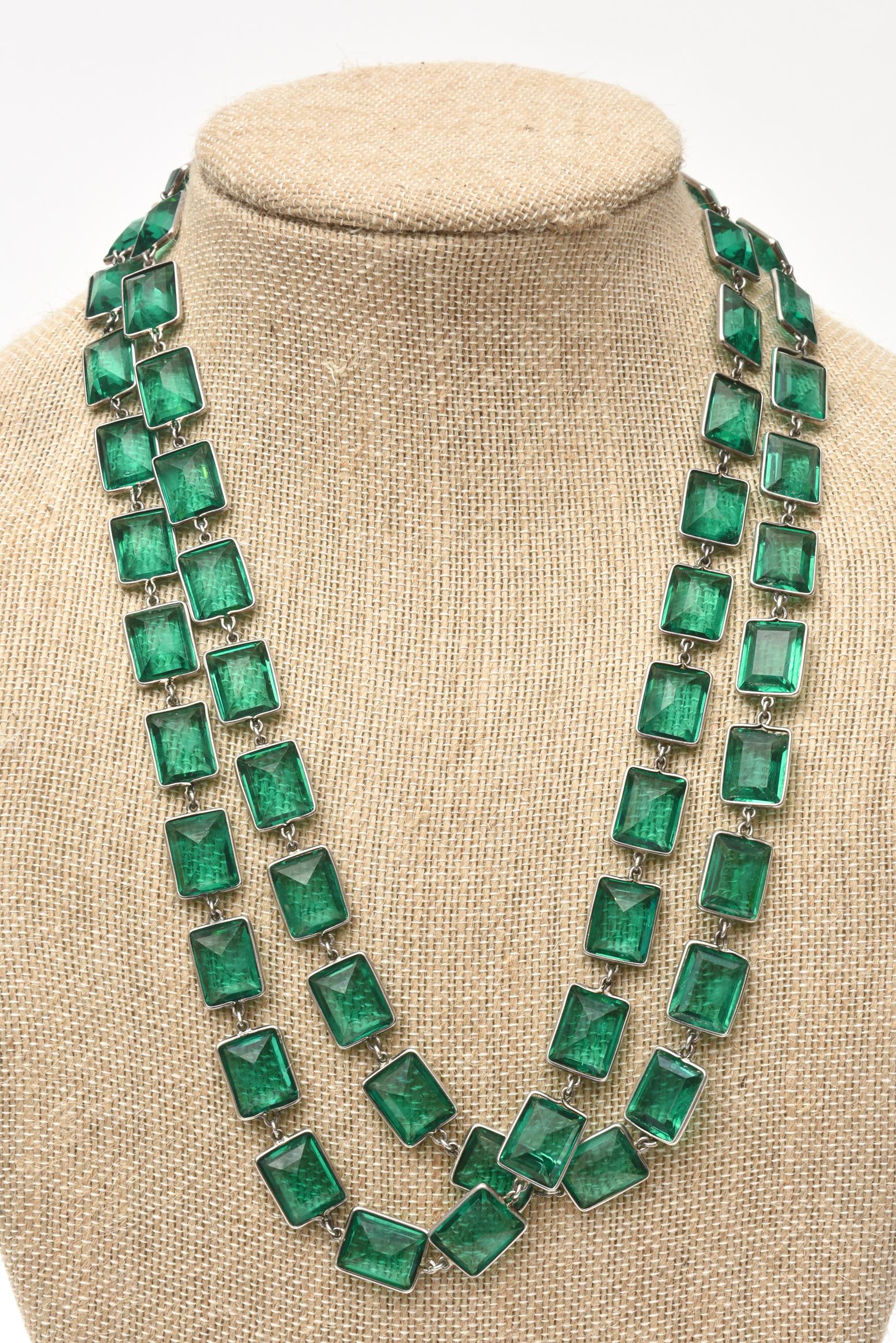 Emerald Green Faceted Glass and Sterling Silver Art Deco Chicklet Necklace  In Good Condition For Sale In North Miami, FL