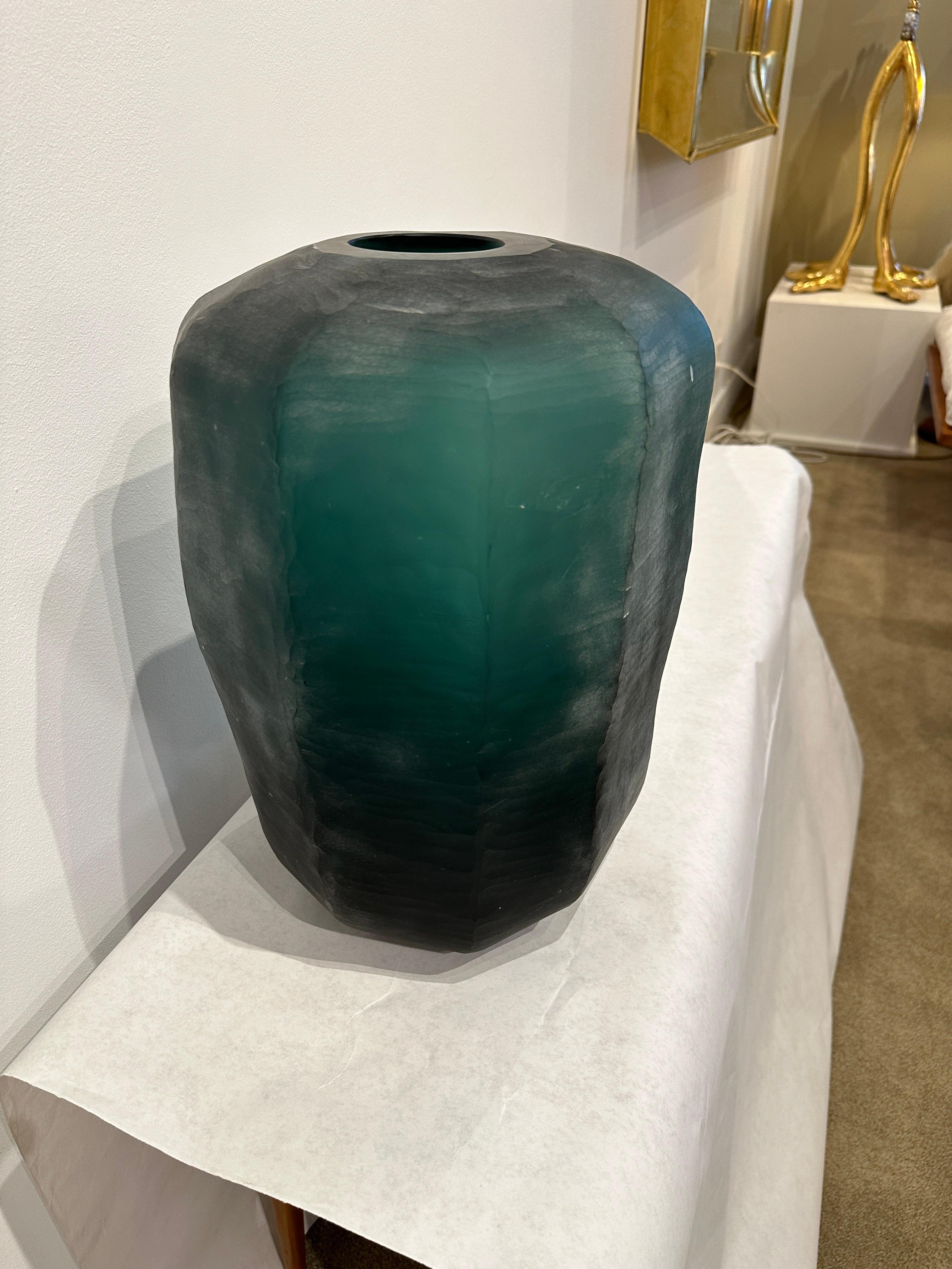 Voici un vase surdimensionné en verre de Murano à facettes d'un vert profond, superbement décoré. La finition intentionnellement brute de l'extérieur ajoute beaucoup de profondeur et de beauté à cette pièce rare.  CET ARTICLE EST SITUÉ ET SERA