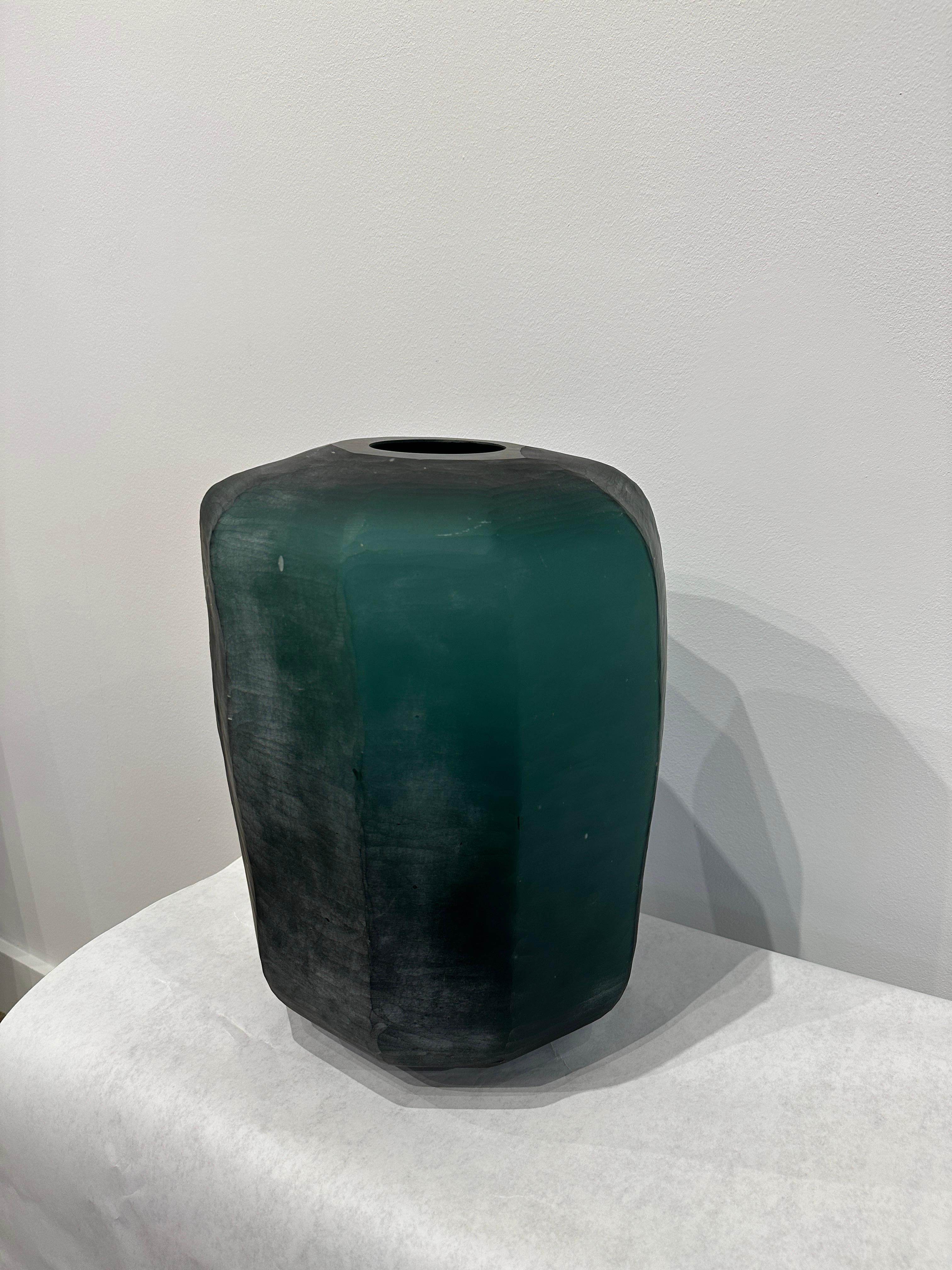 italien Vase en verre de Murano à facettes vert émeraude en vente