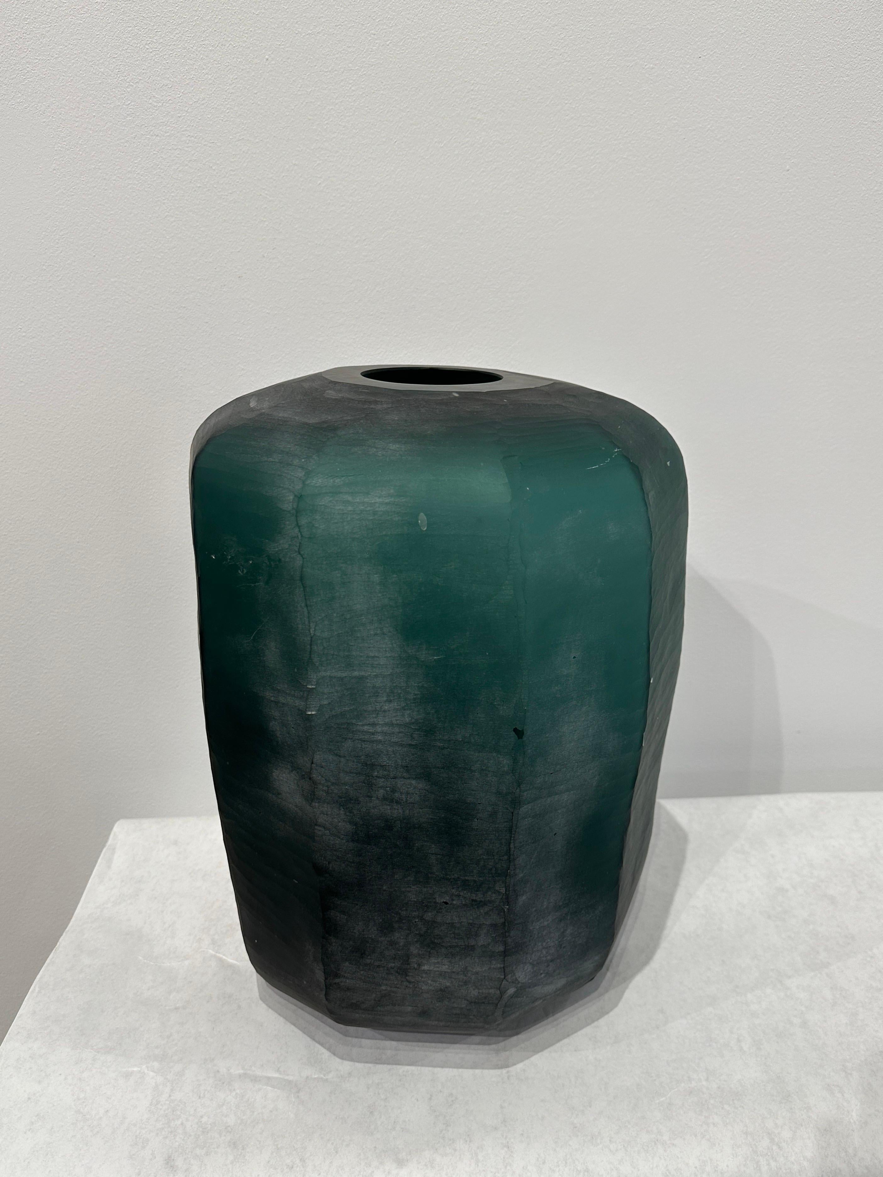 Verre de Murano Vase en verre de Murano à facettes vert émeraude en vente