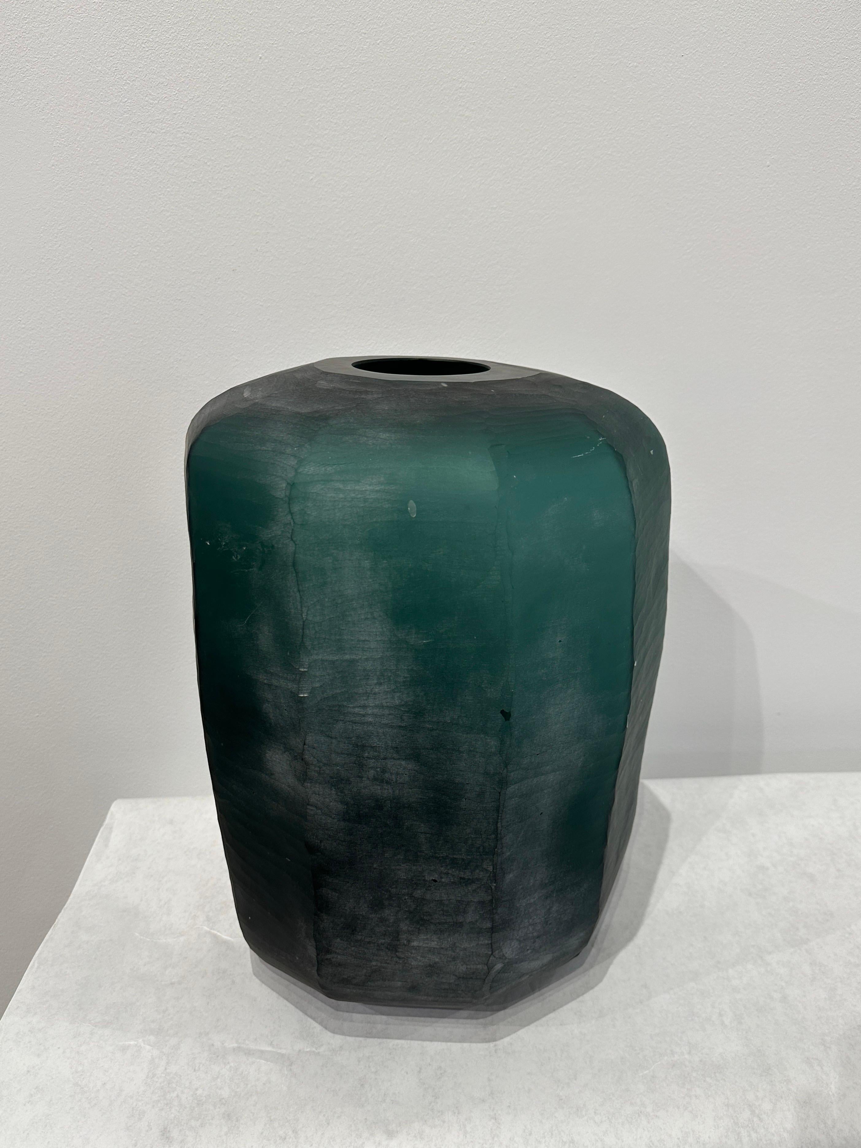 Vetro di Murano Vaso in vetro di Murano sfaccettato verde smeraldo in vendita