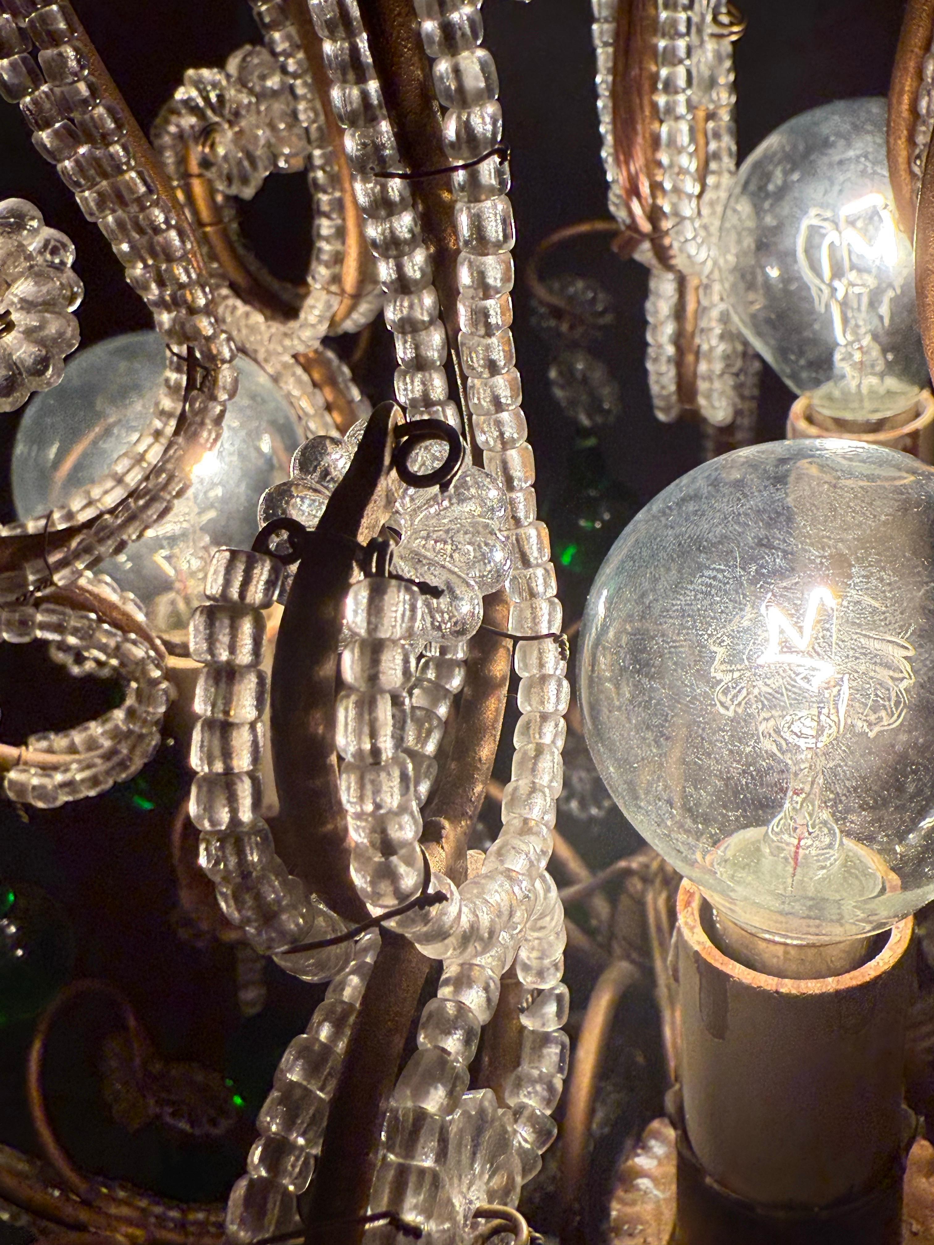 Se trata de una lámpara de araña cargada absolutamente hermosa e impresionante en un buen conditon a pesar de su edad. Tiene unas raras gotas de cristal verde y cuentas o bolas de cristal. Esta preciosa lámpara de araña aportará encanto a la