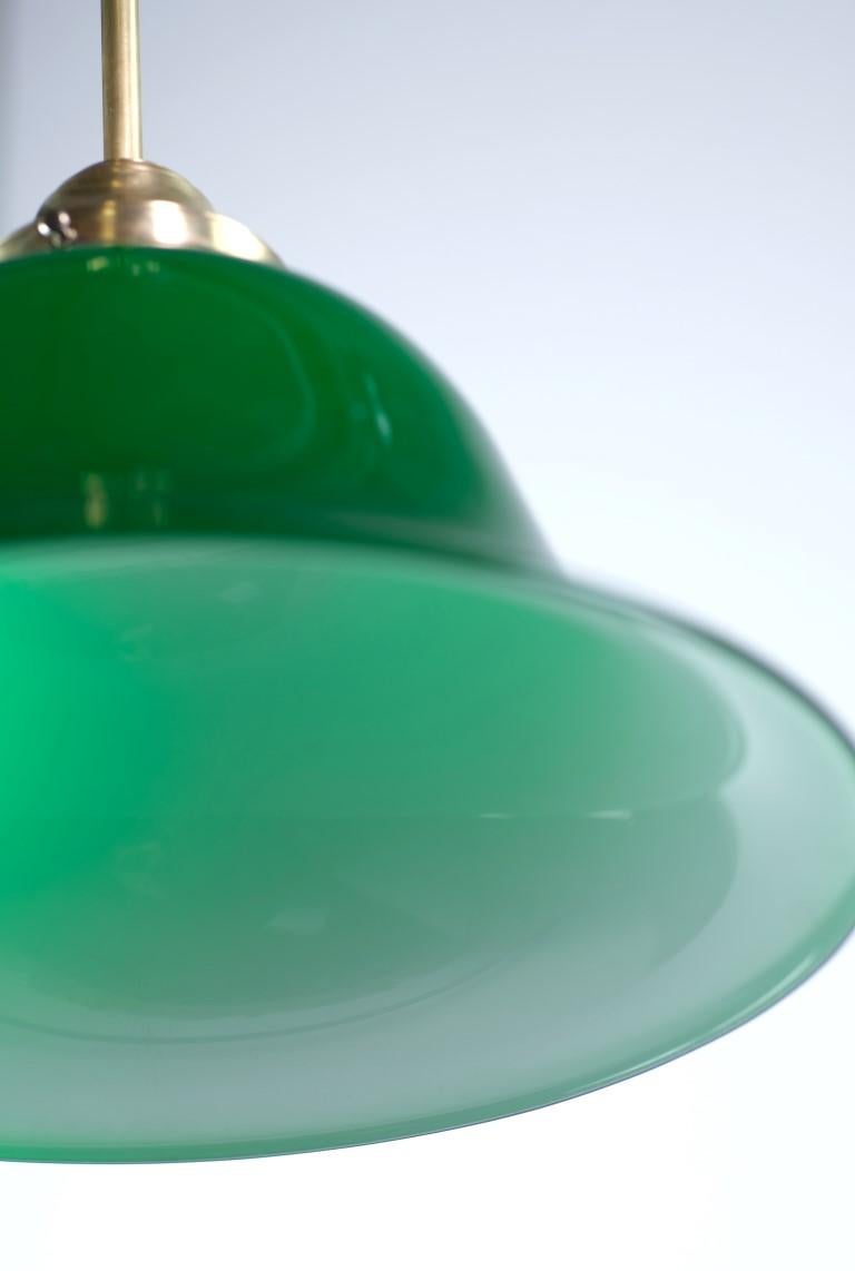 Lampe à suspension en verre vert émeraude avec support de poteau en laiton recâblé en vente 2