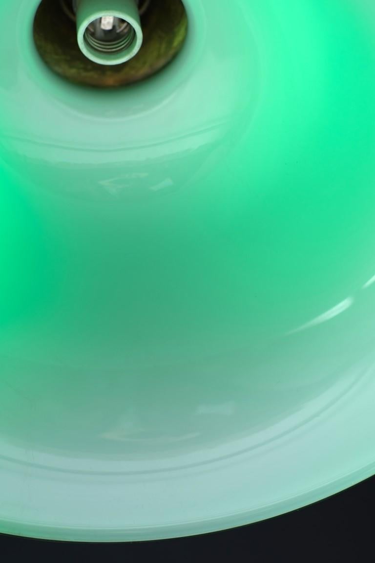 20ième siècle Lampe à suspension en verre vert émeraude avec support de poteau en laiton recâblé en vente