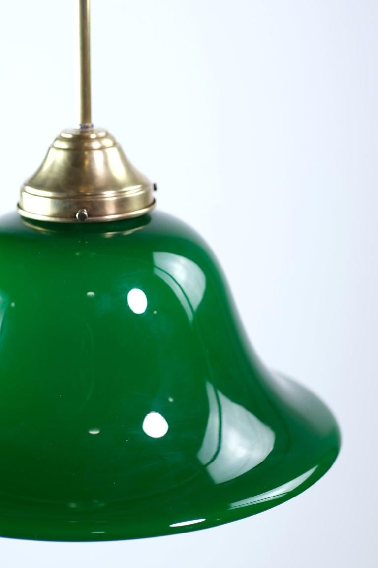 Lampe à suspension en verre vert émeraude avec support de poteau en laiton recâblé en vente 1