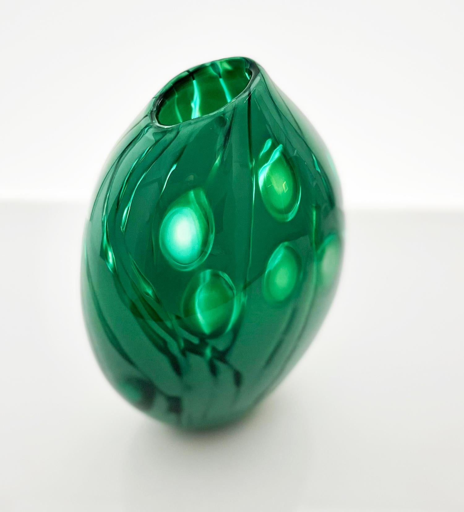 Britannique Vase à dosettes en verre vert émeraude, unique, fait main par Michèle Oberdieck en vente