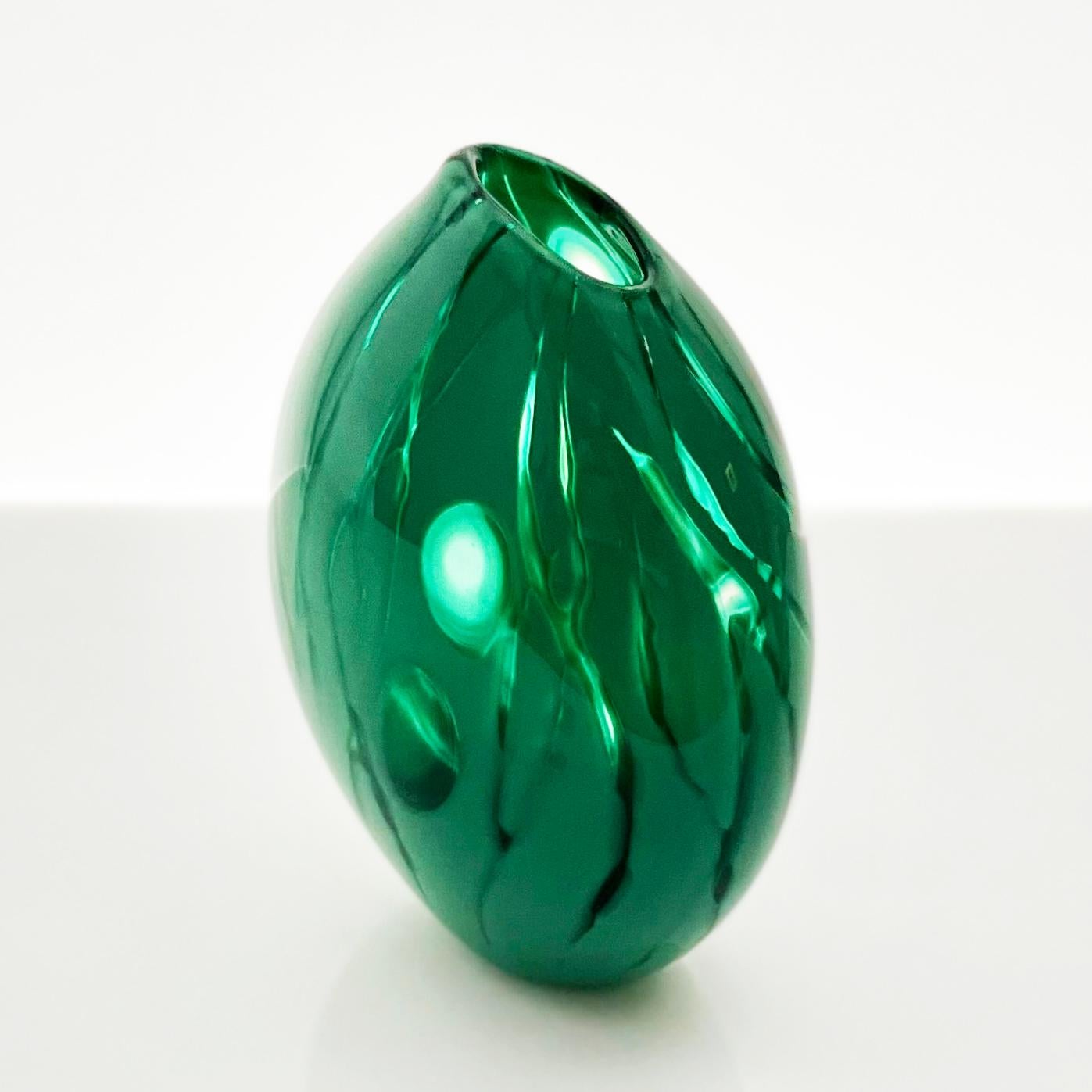 Gravé Vase à dosettes en verre vert émeraude, unique, fait main par Michèle Oberdieck en vente