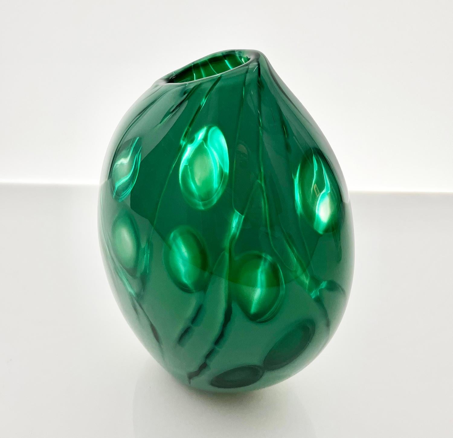 Vase à dosettes en verre vert émeraude, unique, fait main par Michèle Oberdieck Neuf - En vente à London, GB