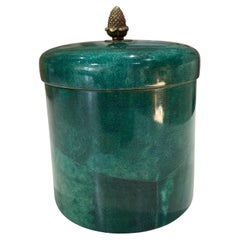 Caja cilíndrica de madera recubierta de piel de cabra verde esmeralda al estilo de Aldo Tura