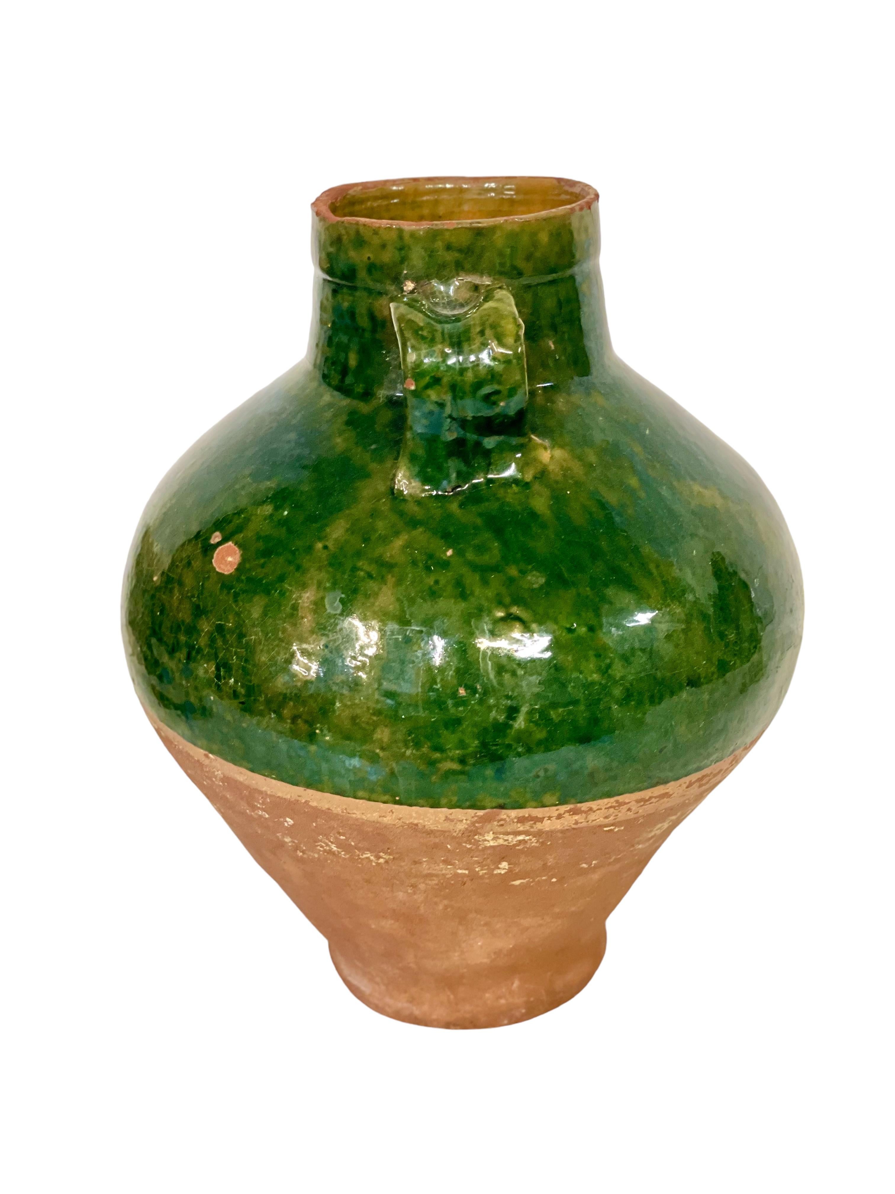 19th C. Terracotta Olive Oil Jar with Two Handles In Good Condition For Sale In LA CIOTAT, FR