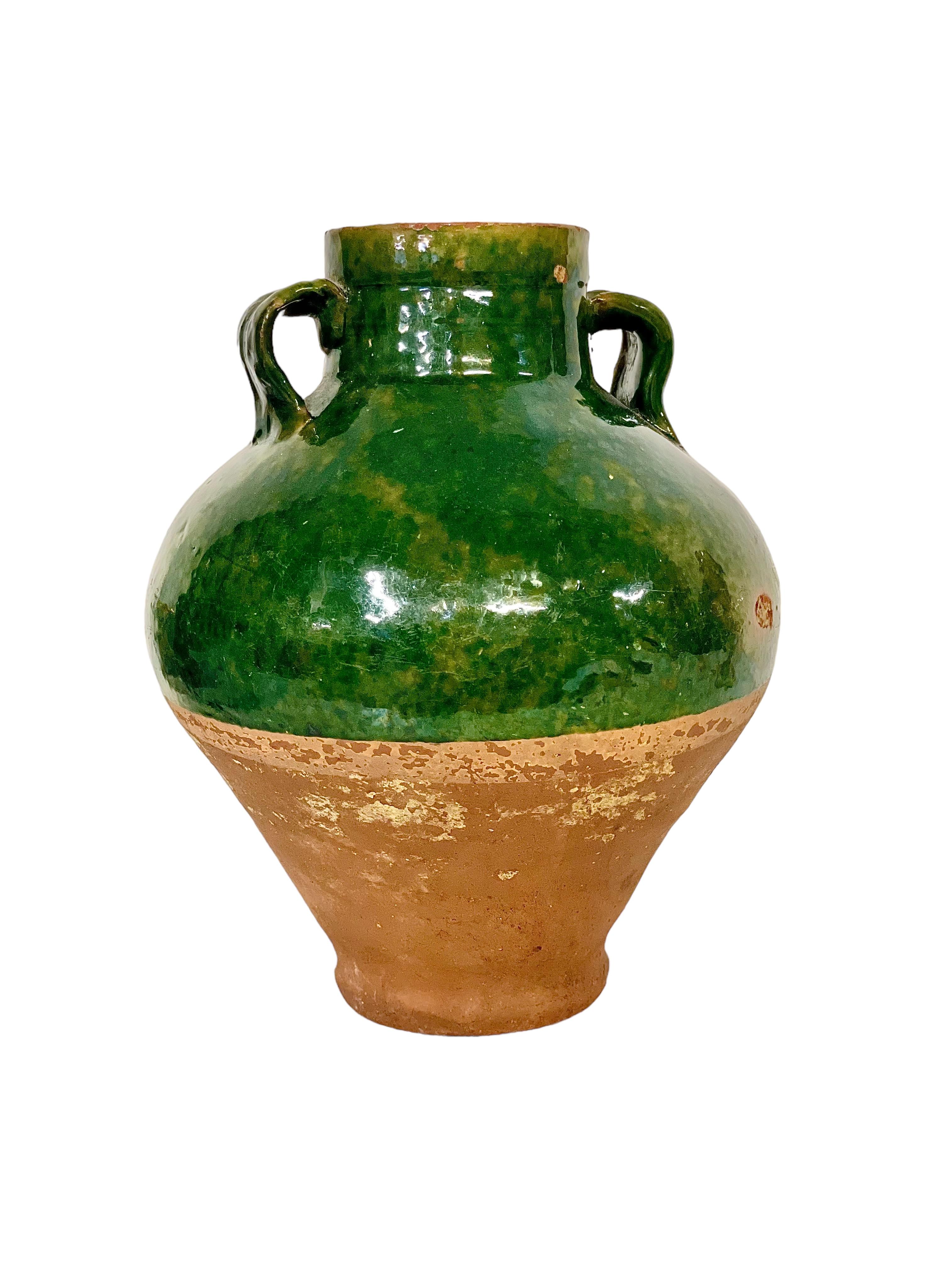 Terrakotta-Olivenölkrug mit zwei Henkeln aus dem 19. (19. Jahrhundert) im Angebot