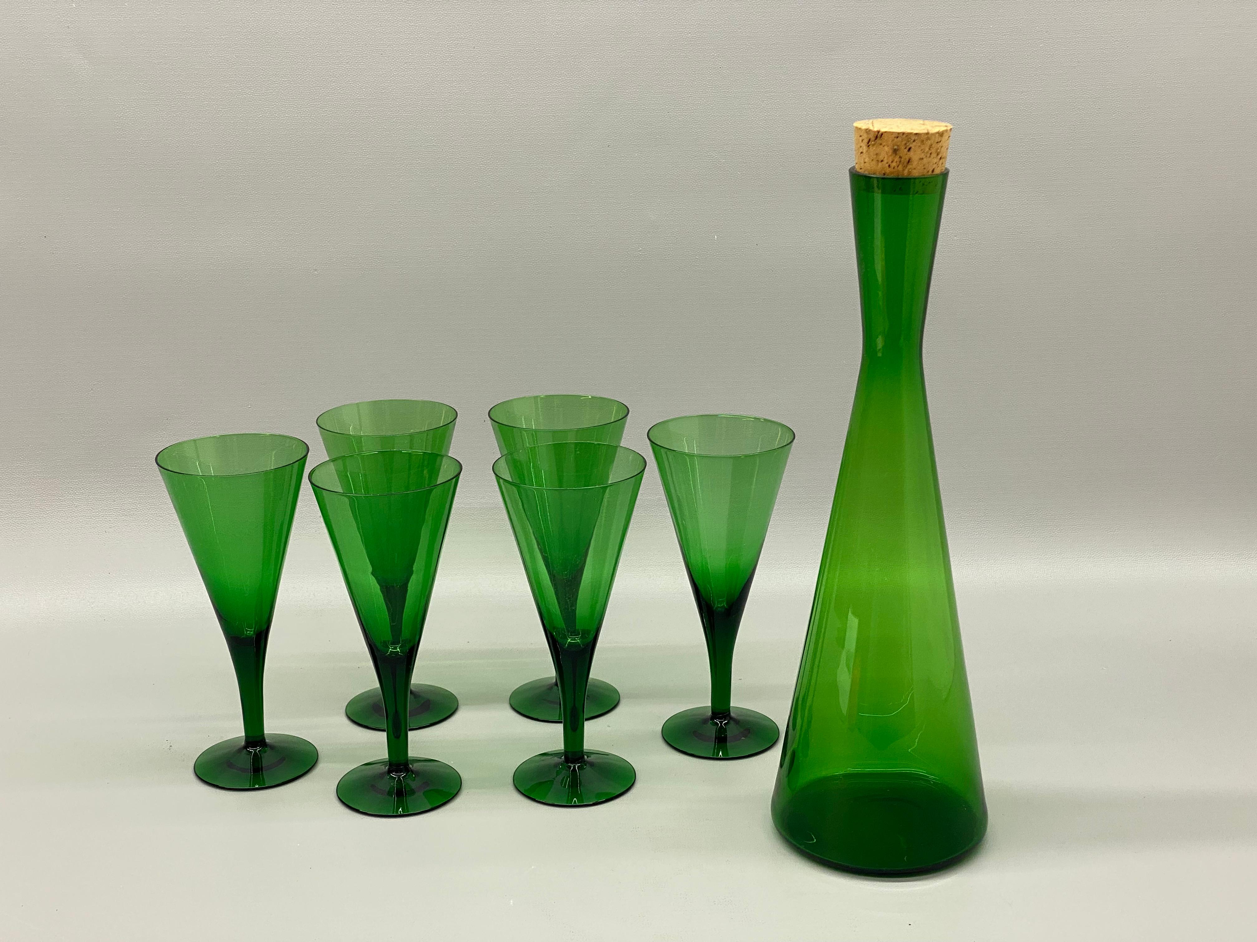 Decantador danés Holmegaard verde esmeralda y copas estriadas Escandinavo moderno