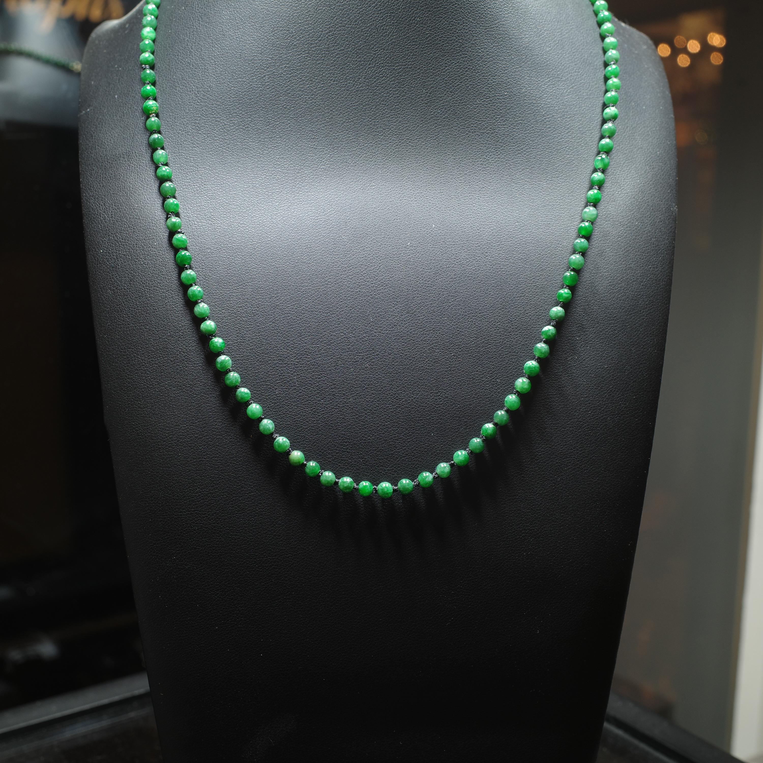 Collier de Jadeite Vert Emeraude, non traité, 19