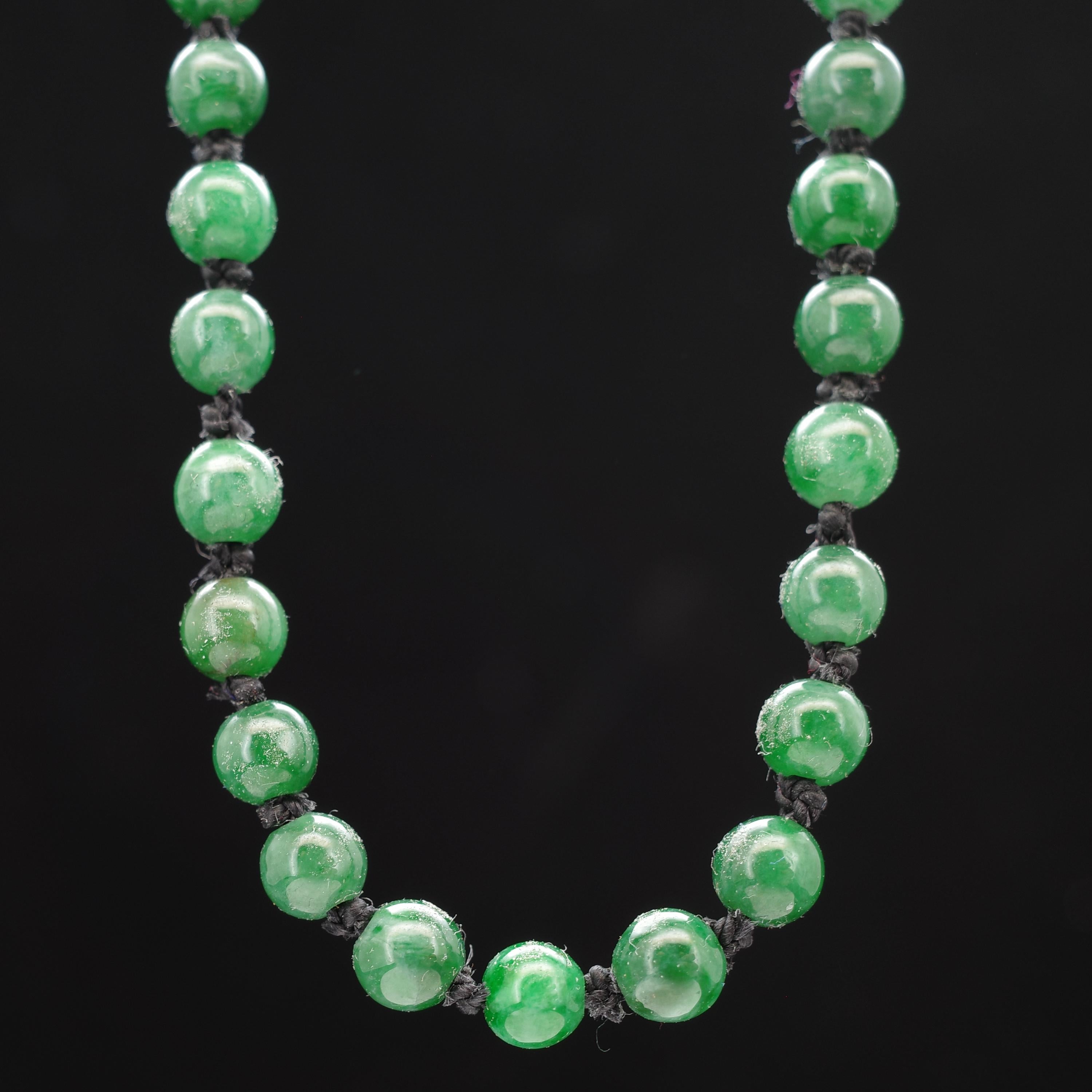 Collier de Jadeite Vert Emeraude, non traité, 19