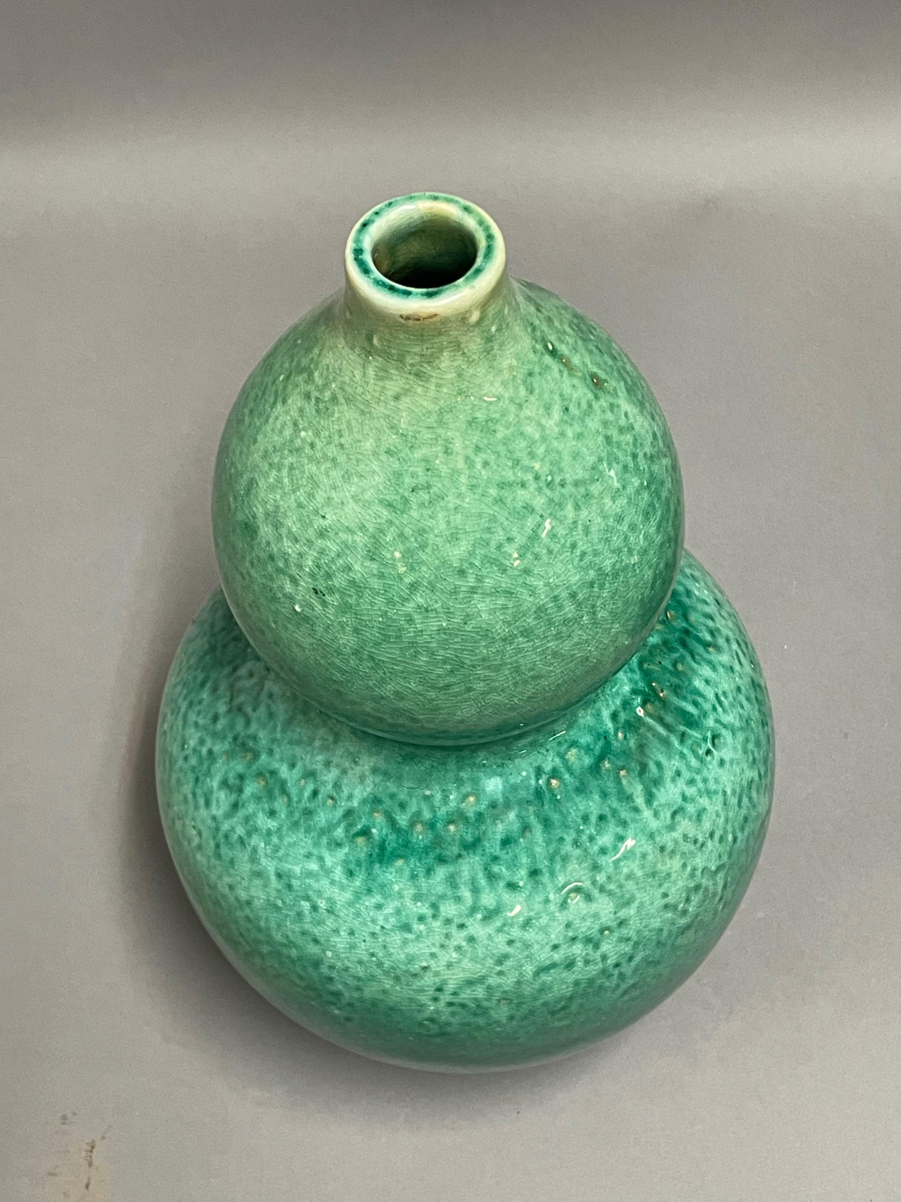 Vaso cinese contemporaneo a forma di zucca con smalto screziato color smeraldo.

