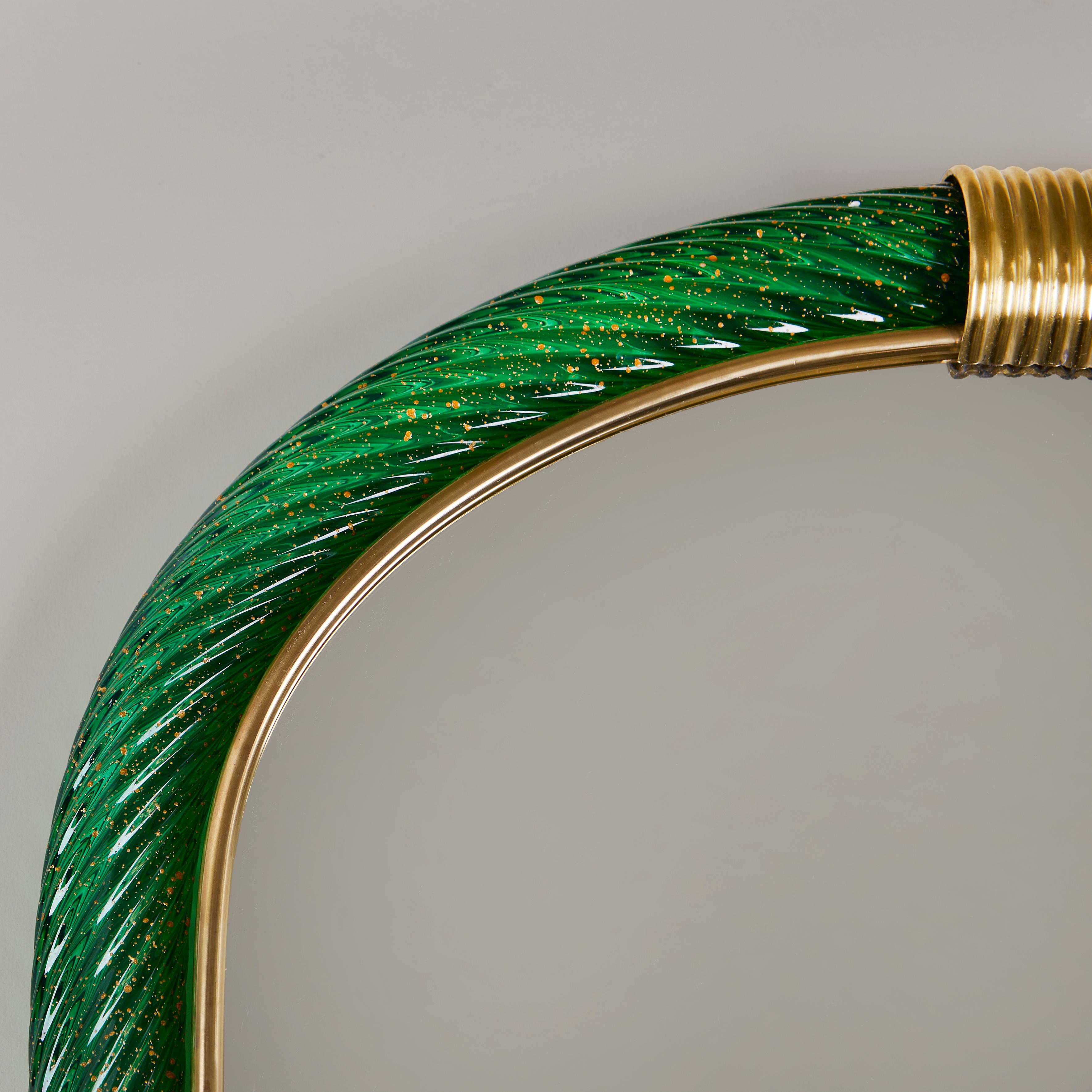Italienischer Spiegel aus grünem, gedrehtem Murano und Messing im Stil von Barovier und Toso, Firenze (Handgefertigt) im Angebot