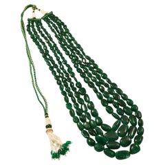Collana a più fili da 60-75 cm con perline levigate in giada naturale verde smeraldo e nappine