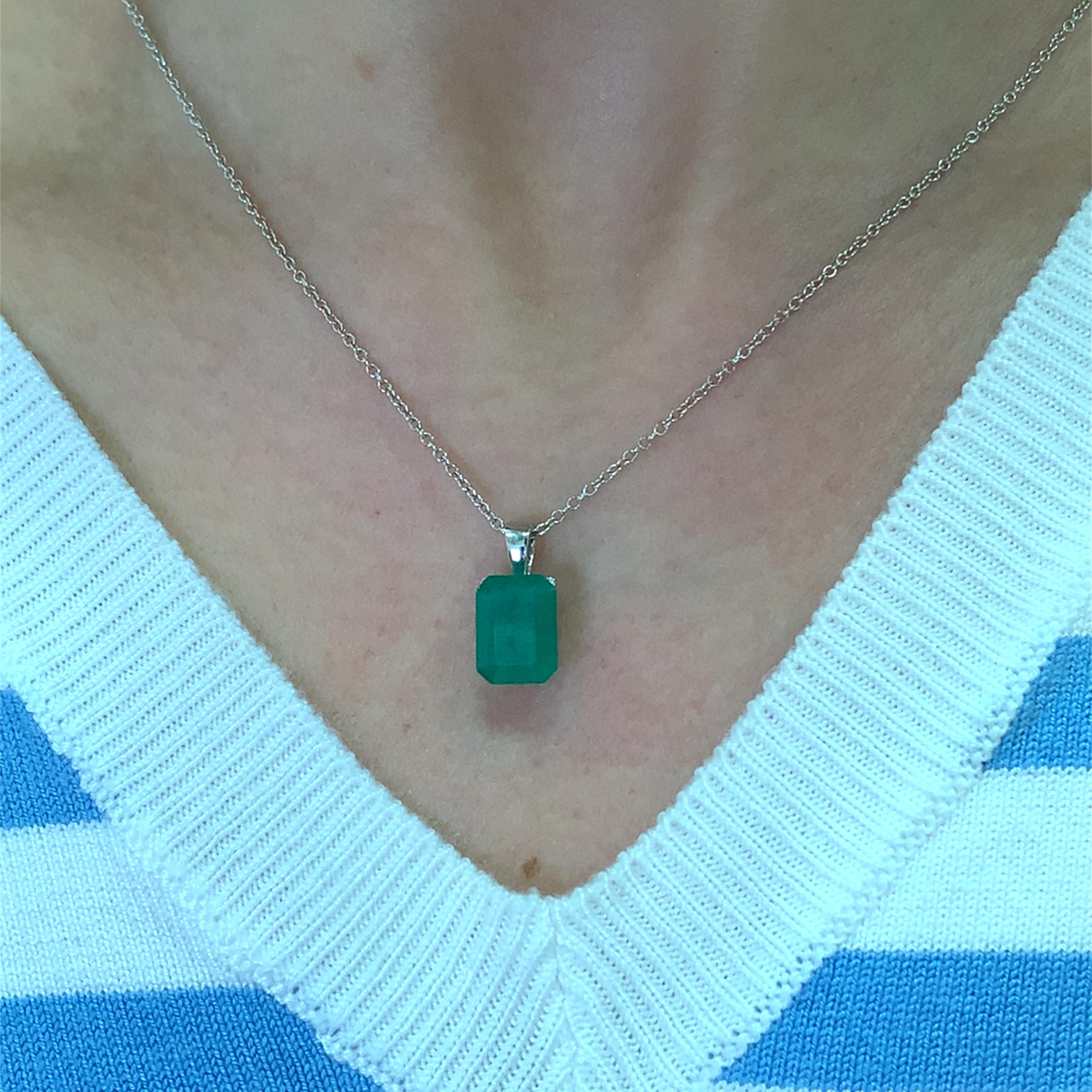 Questa splendida collana con ciondolo a forma di smeraldo di 2,30 carati, che misura circa 11/8 mm, è caratterizzata da una gemma verde taglio smeraldo, elegantemente incastonata in una catena d'argento in oro bianco 18 carati. Perfetto per