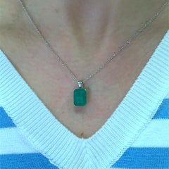 Emerald green necklace 18k white gold