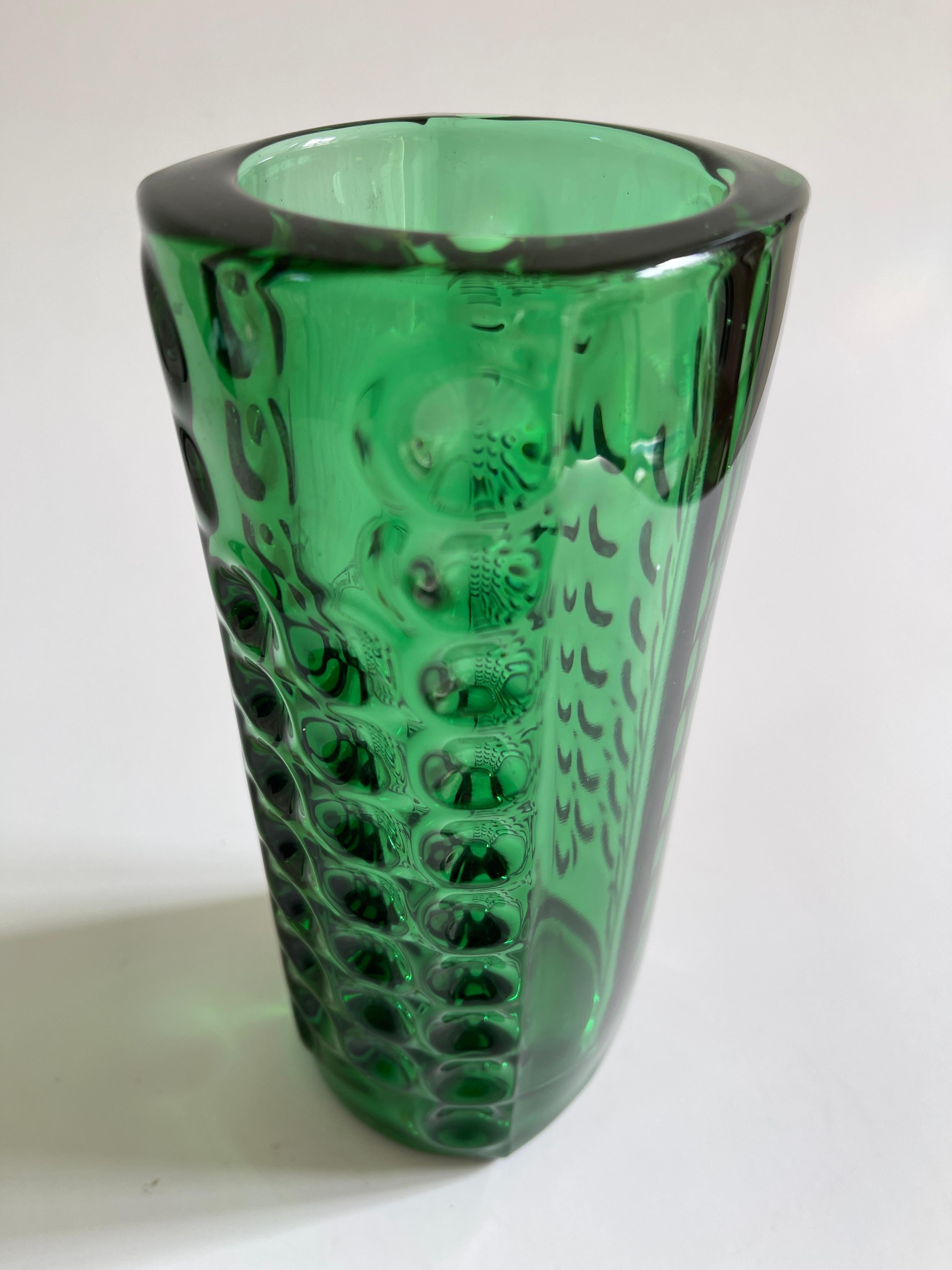 Midcentury emerald green optical glass vase by Rudolf Jurnikl in excellent condition. Czechoslovakia, circa 1960s.