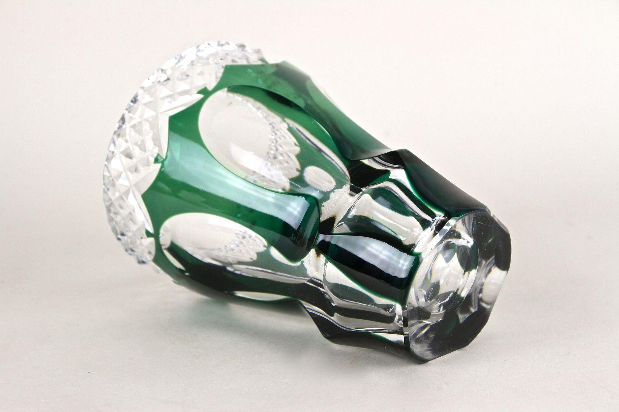 Jarrón de vidrio tallado y superpuesto verde esmeralda de Val Saint Lambert, Bélgica ca. 1950 en venta 3