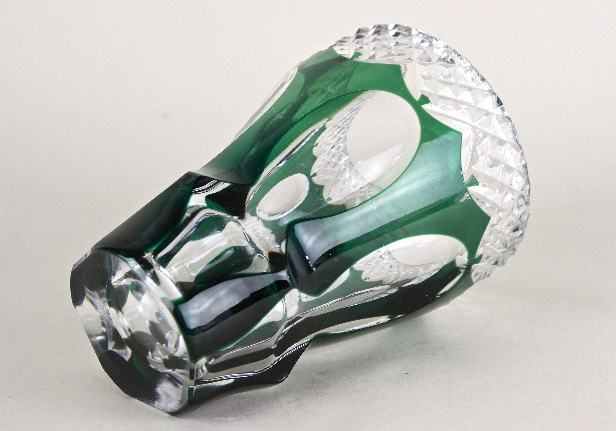 Jarrón de vidrio tallado y superpuesto verde esmeralda de Val Saint Lambert, Bélgica ca. 1950 en venta 4