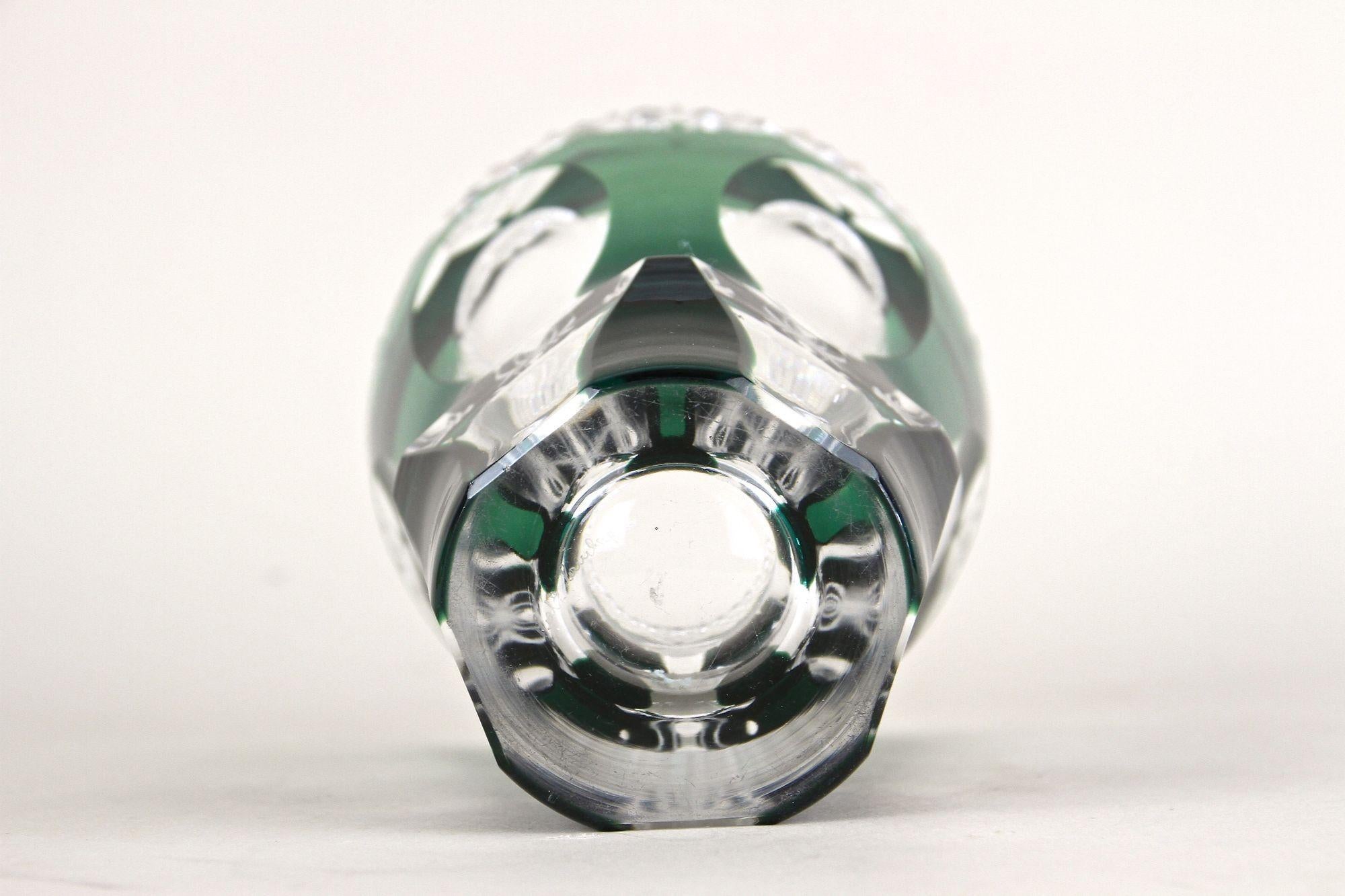 Jarrón de vidrio tallado y superpuesto verde esmeralda de Val Saint Lambert, Bélgica ca. 1950 en venta 5