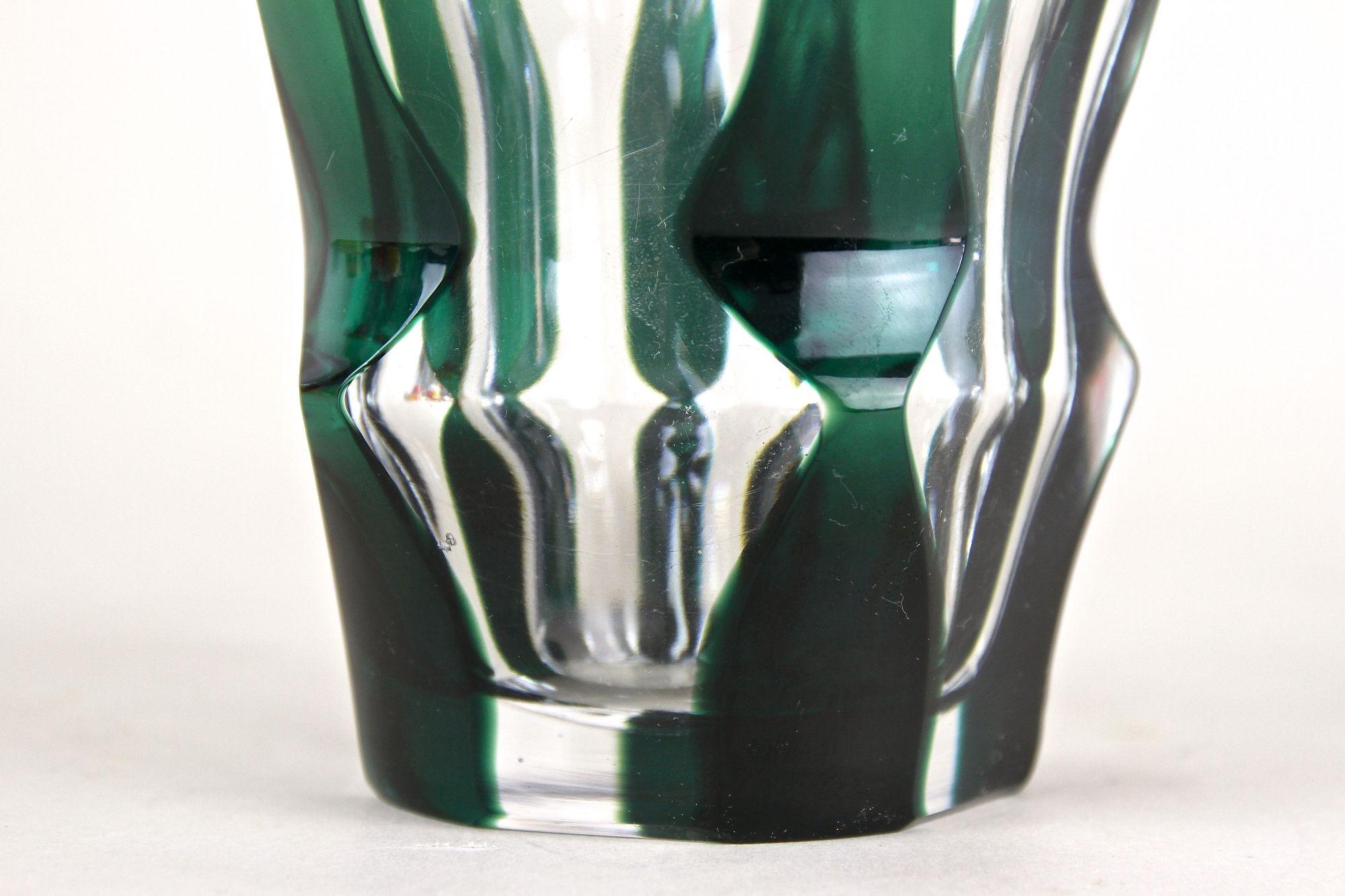 Jarrón de vidrio tallado y superpuesto verde esmeralda de Val Saint Lambert, Bélgica ca. 1950 en venta 6
