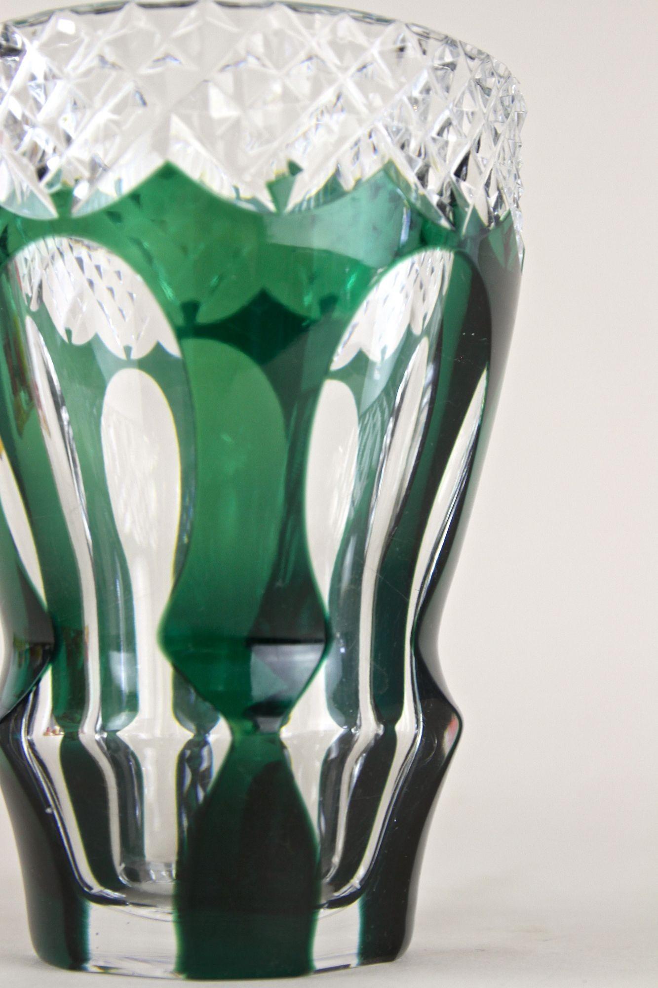 Jarrón de vidrio tallado y superpuesto verde esmeralda de Val Saint Lambert, Bélgica ca. 1950 en venta 7