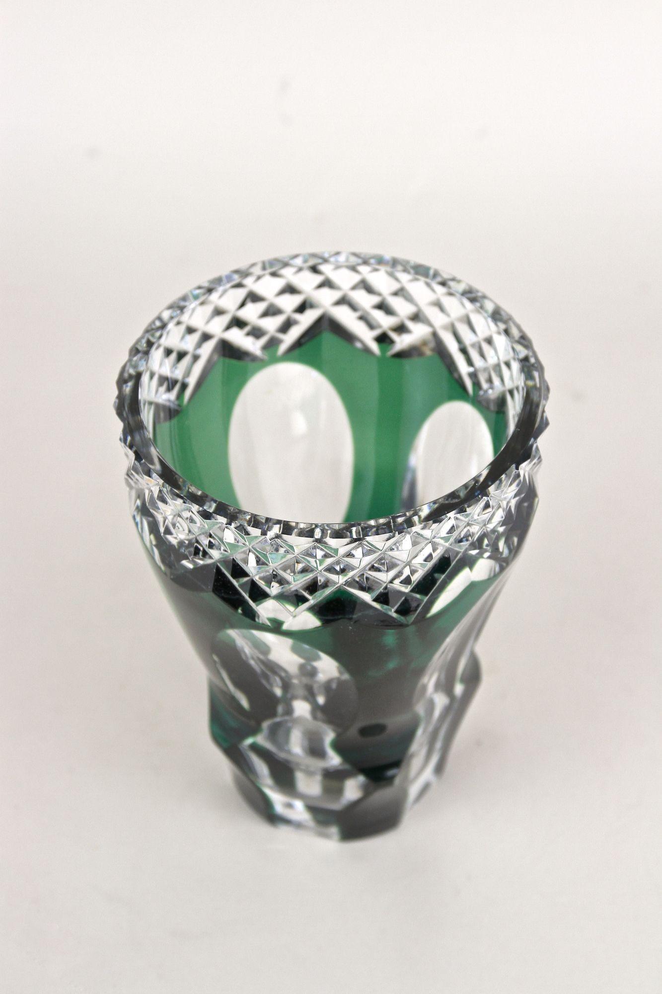 Jarrón de vidrio tallado y superpuesto verde esmeralda de Val Saint Lambert, Bélgica ca. 1950 en venta 8
