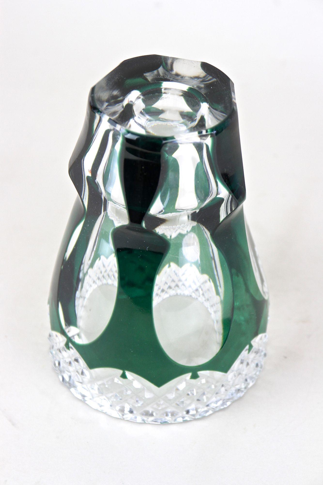 Jarrón de vidrio tallado y superpuesto verde esmeralda de Val Saint Lambert, Bélgica ca. 1950 en venta 10