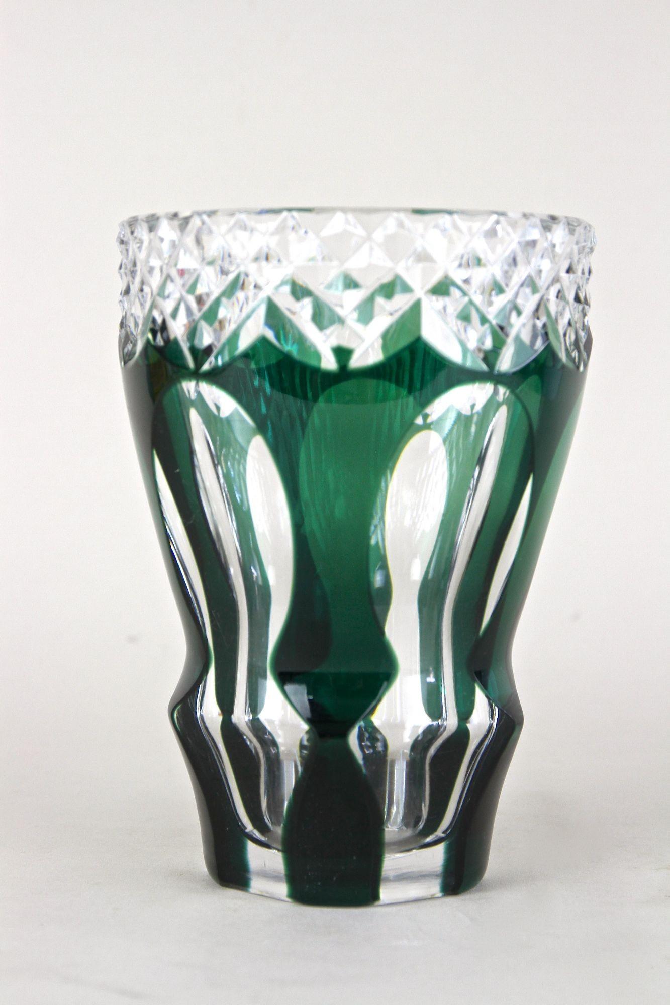 Jarrón de vidrio tallado y superpuesto verde esmeralda de Val Saint Lambert, Bélgica ca. 1950 Moderno de mediados de siglo en venta