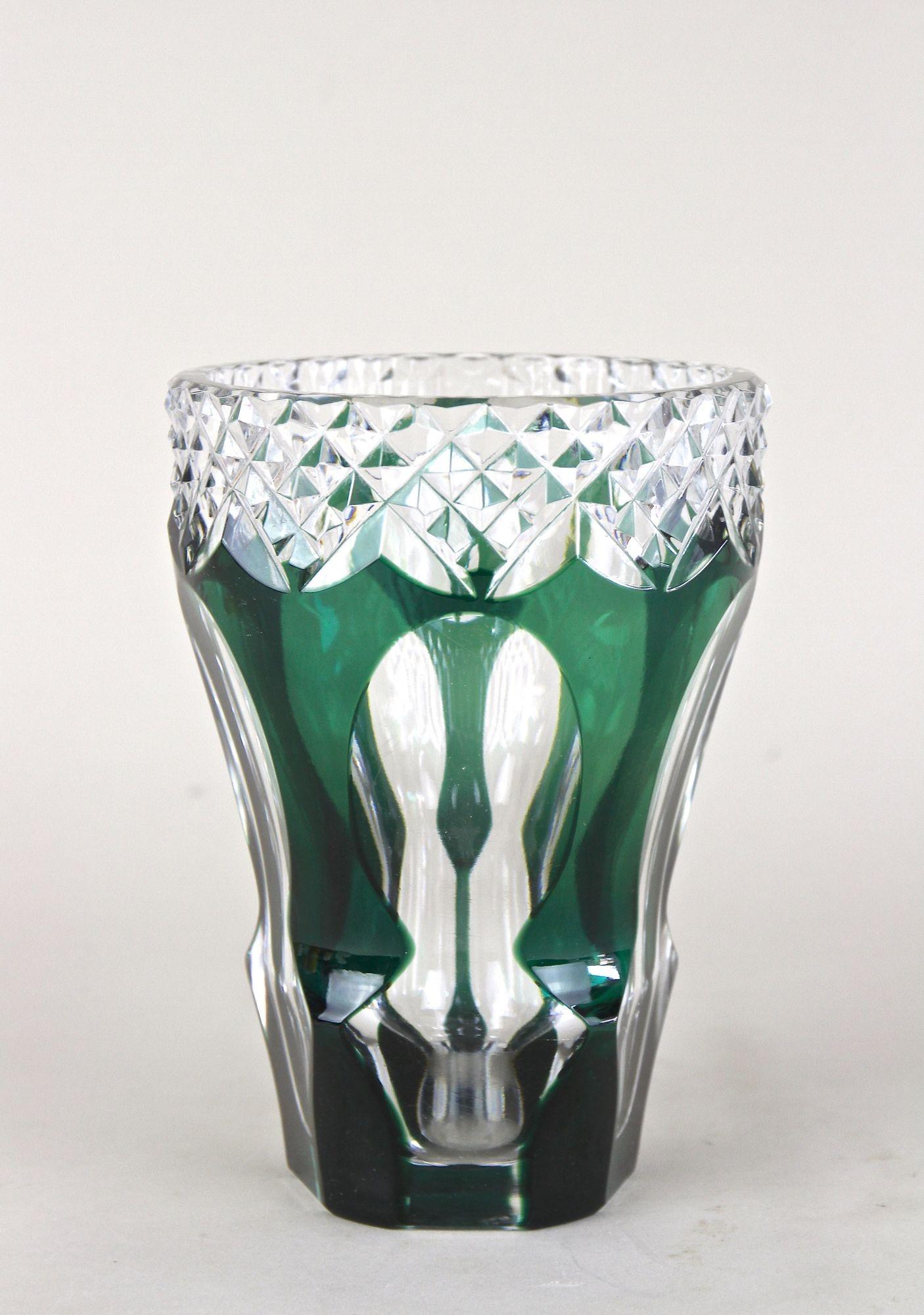 Jarrón de vidrio tallado y superpuesto verde esmeralda de Val Saint Lambert, Bélgica ca. 1950 Belga en venta