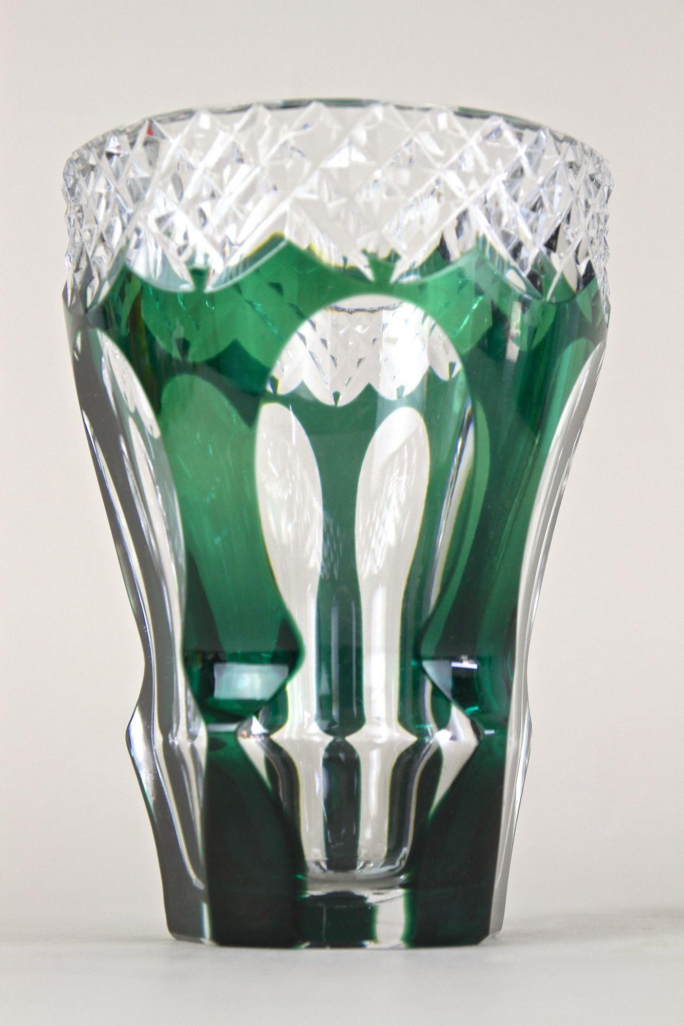 Jarrón de vidrio tallado y superpuesto verde esmeralda de Val Saint Lambert, Bélgica ca. 1950 en Excelente estado para la venta en Lichtenberg, AT