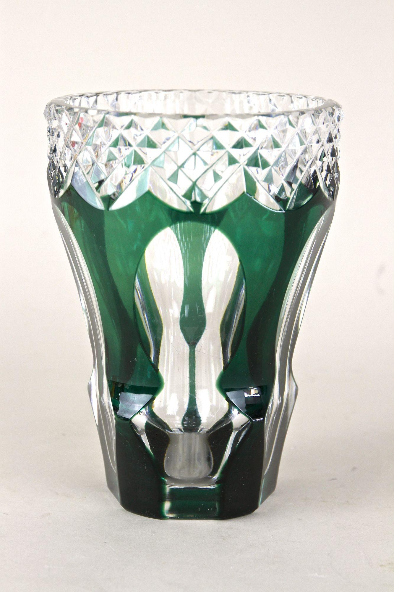 Jarrón de vidrio tallado y superpuesto verde esmeralda de Val Saint Lambert, Bélgica ca. 1950 Vidrio cortado en venta