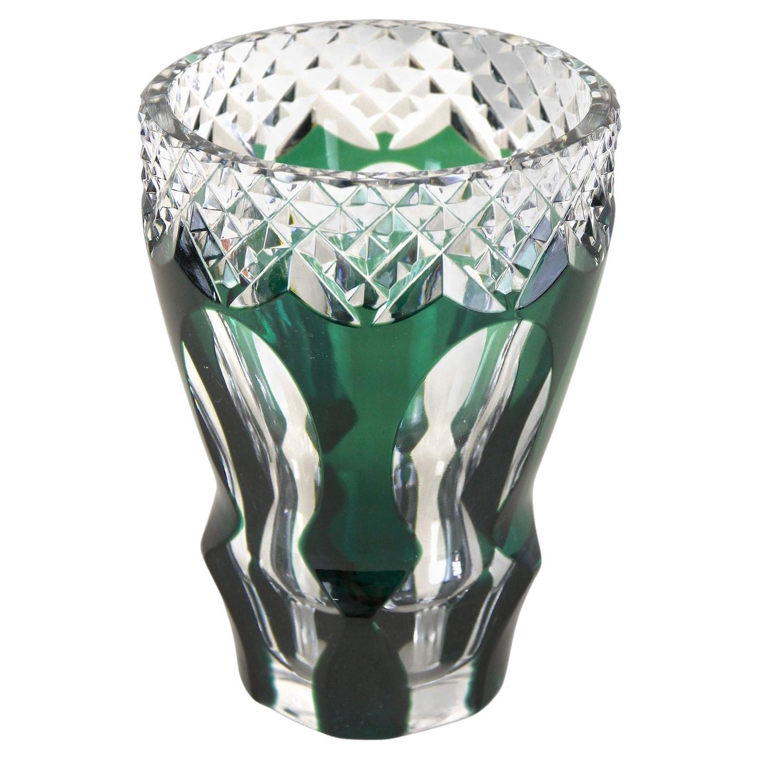 Jarrón de vidrio tallado y superpuesto verde esmeralda de Val Saint Lambert, Bélgica ca. 1950 en venta