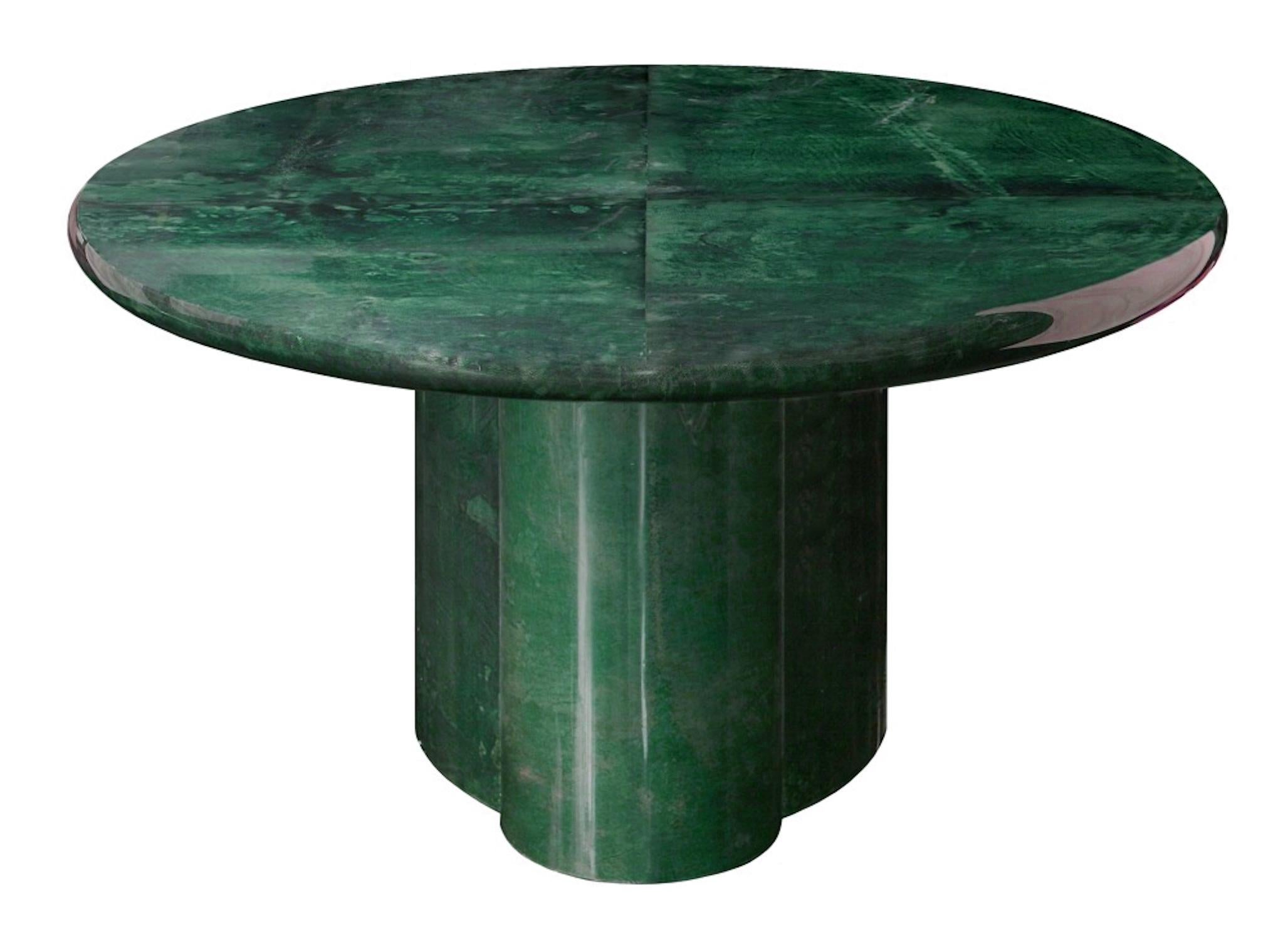 Tavolo da pranzo ovale in pelle di capra pergamena di colore Verde Smeraldo, completamente realizzato a mano in Italia dai nostri artigiani.
Questo tavolo è composto da un piano ovale in legno dagli angoli arrotondati e da una base a forma di